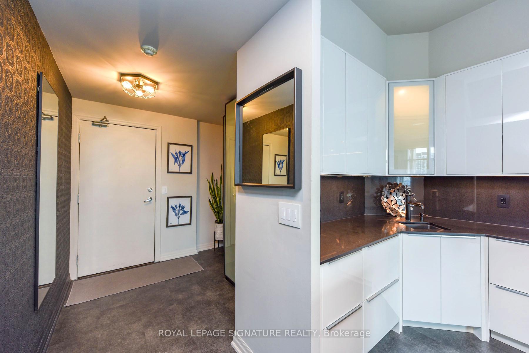 1 Bedroom Condo at 223 Webb,  Mississauga For sale