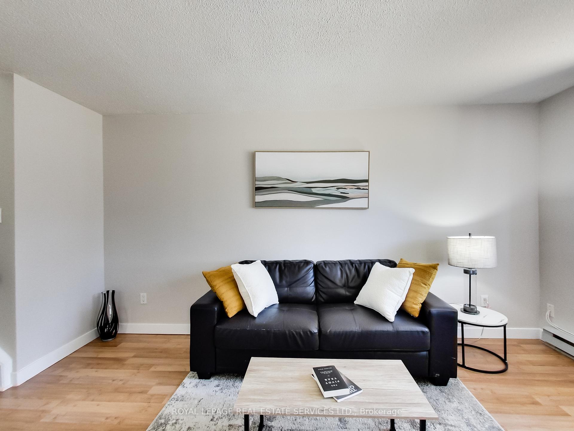 3 Bedrooms Condo at 1008 Falgarwood,  Oakville For sale