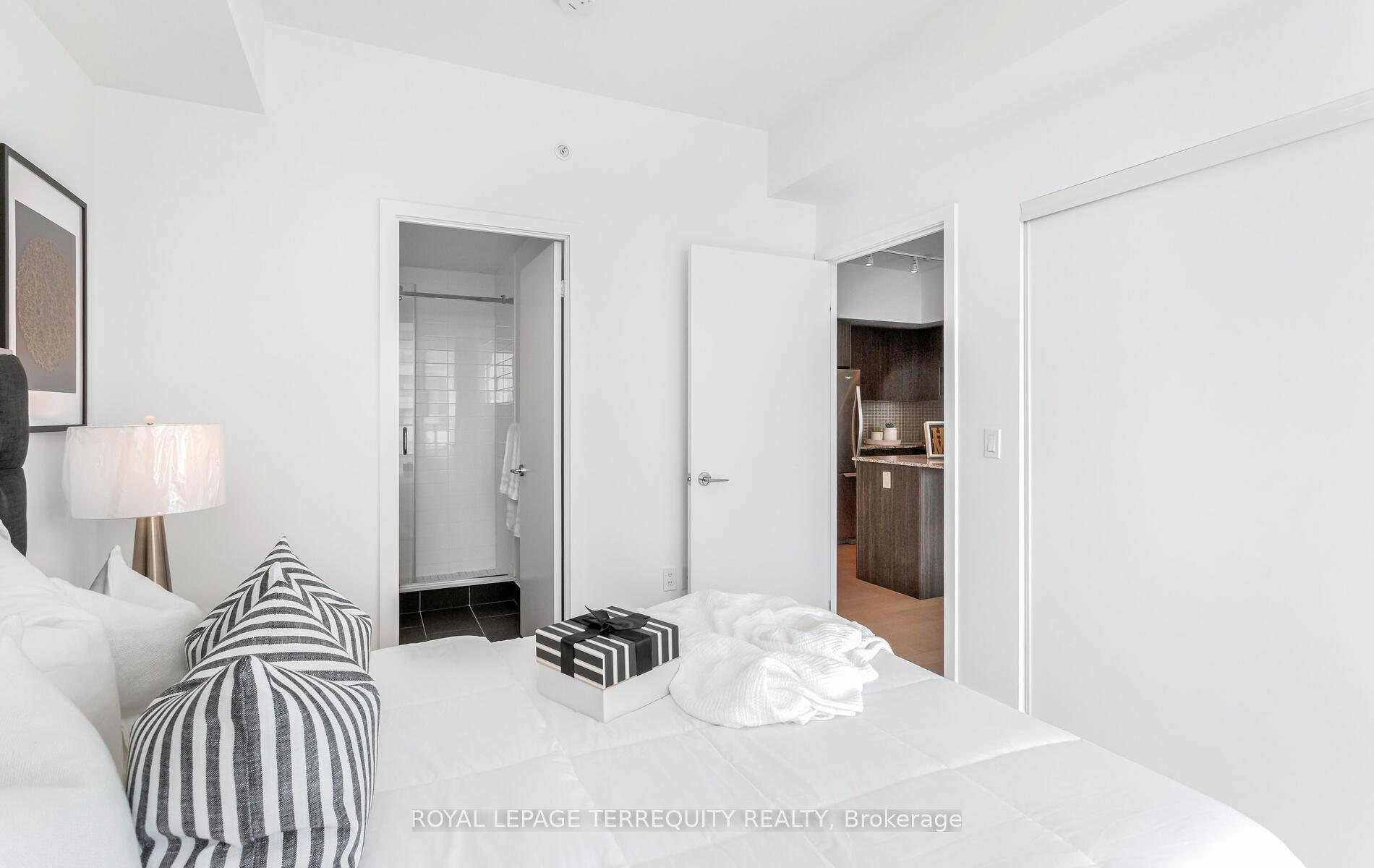 2 Bedrooms Condo at 30 Shore Breeze,  Toronto For sale
