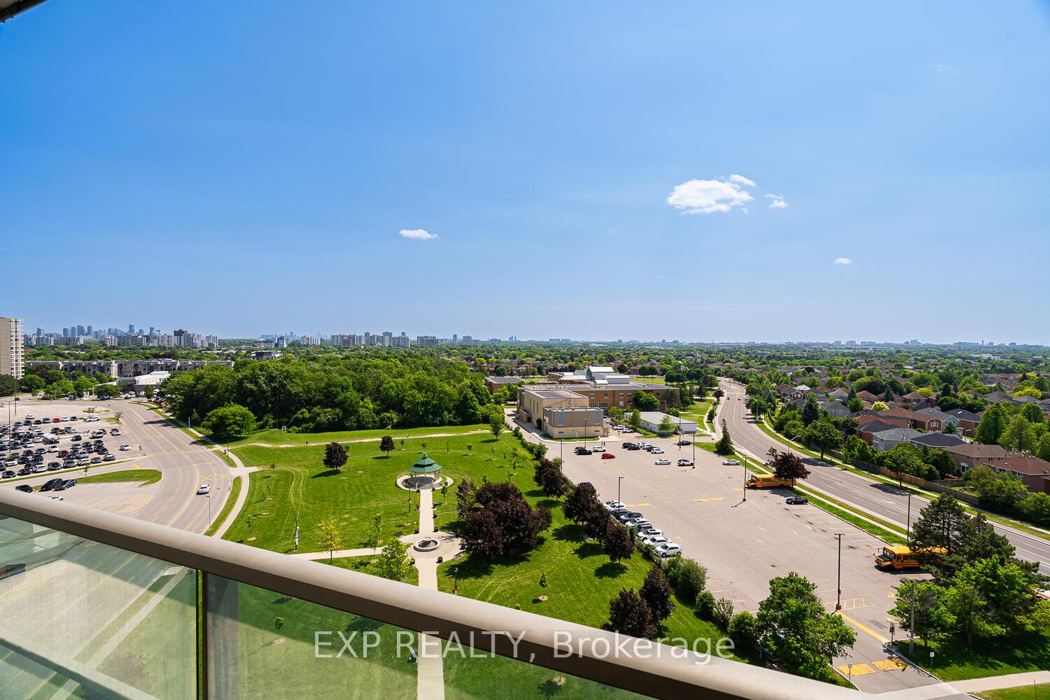 3 Bedrooms Condo at 88 Promenade, Vaughan For sale