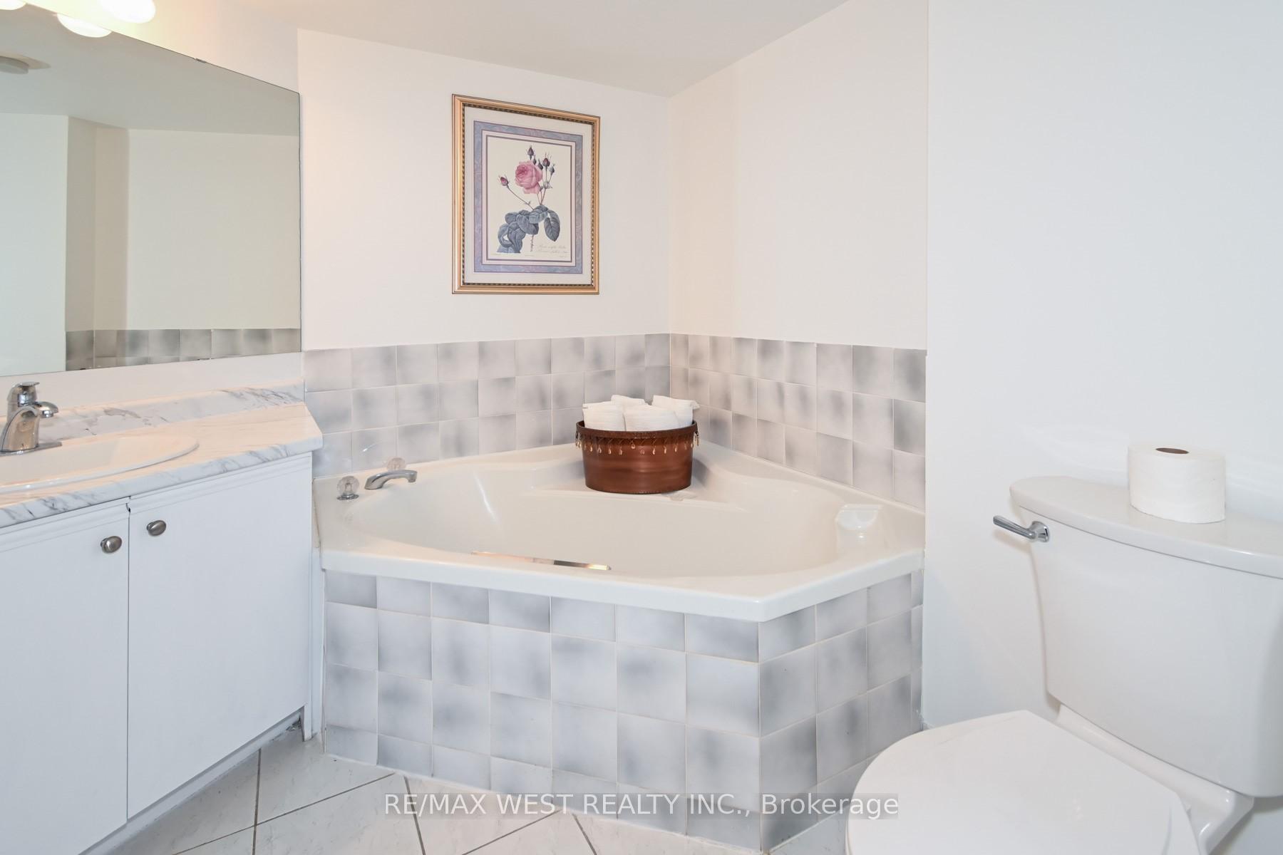 2 Bedrooms Condo at 3233 Eglinton,  Toronto For sale