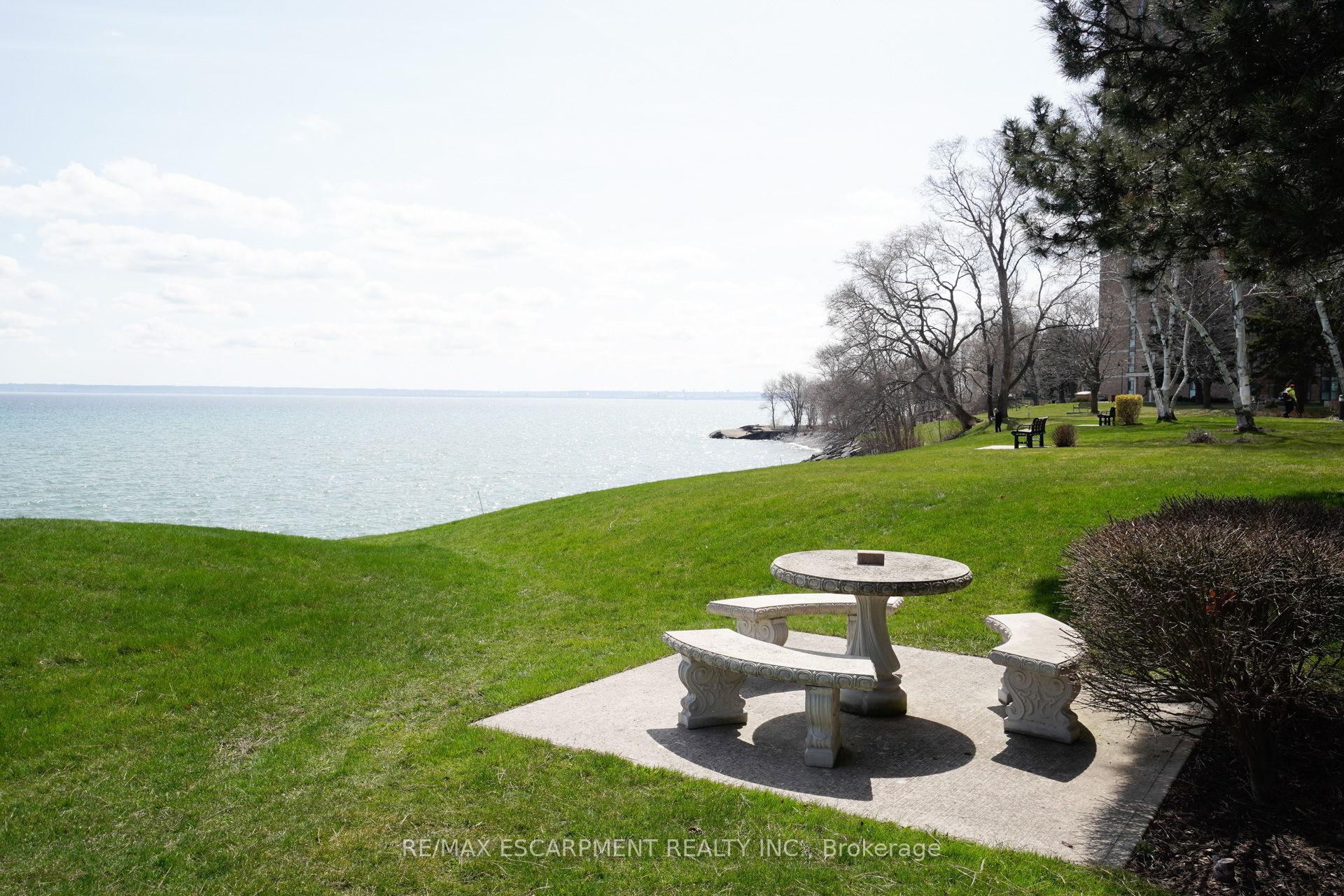 2 Bedrooms Condo at 5280 Lakeshore,  Burlington For sale