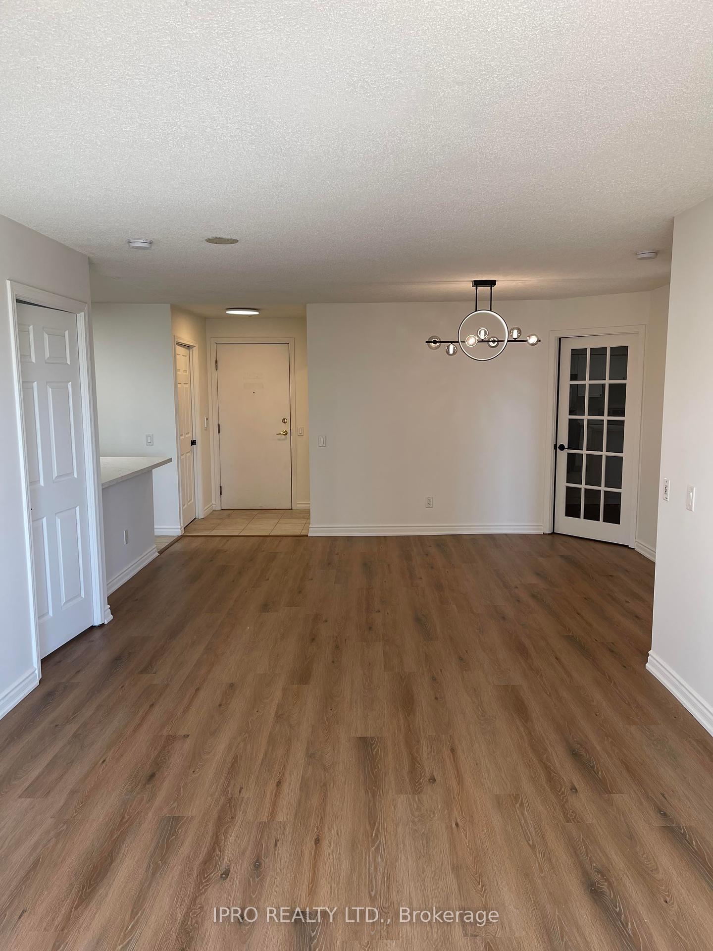 3 Bedrooms Condo at 25 Kingsbridge, Mississauga For sale