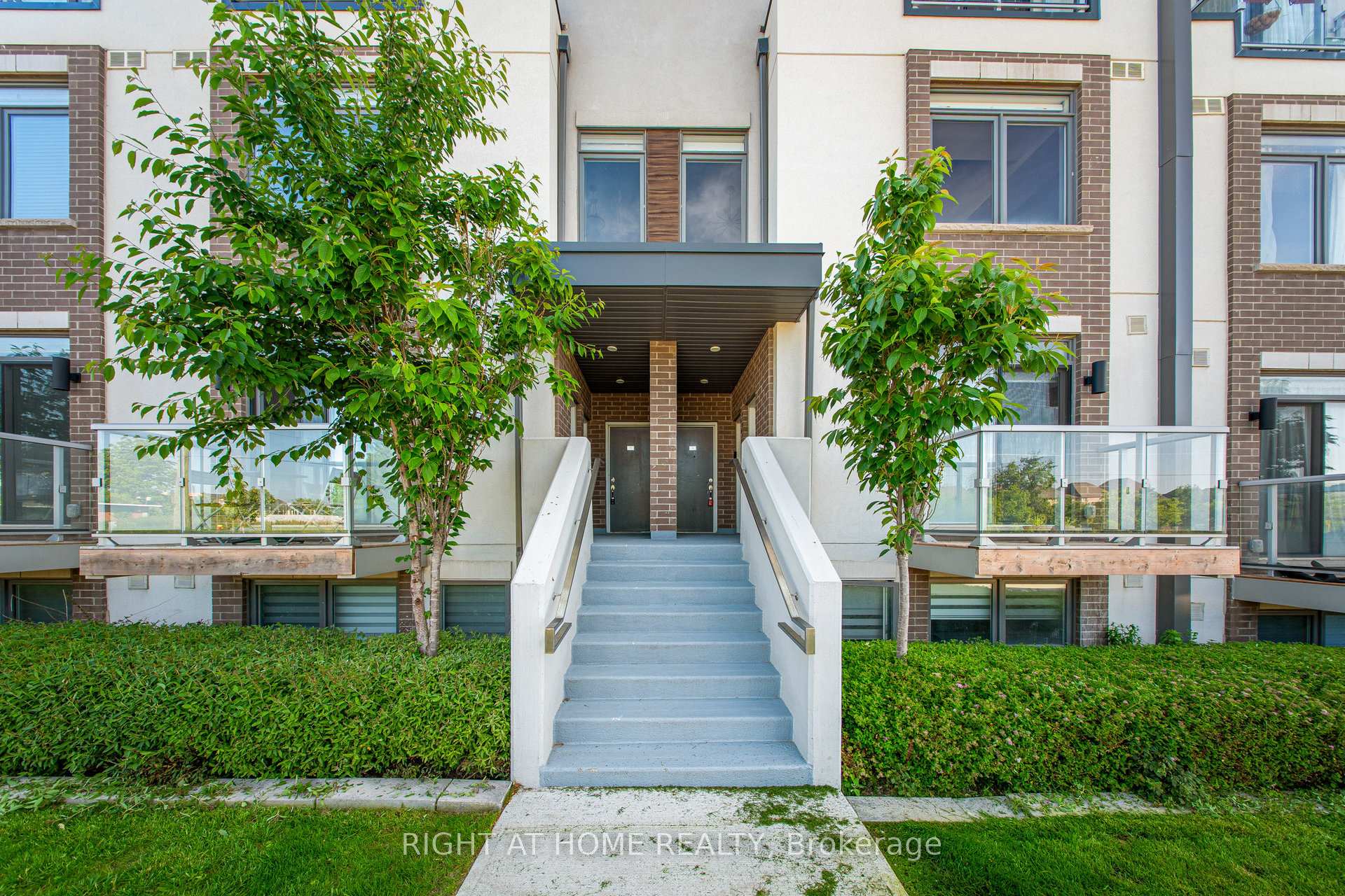 2 Bedrooms Condo at 3058 Sixth, Oakville For sale