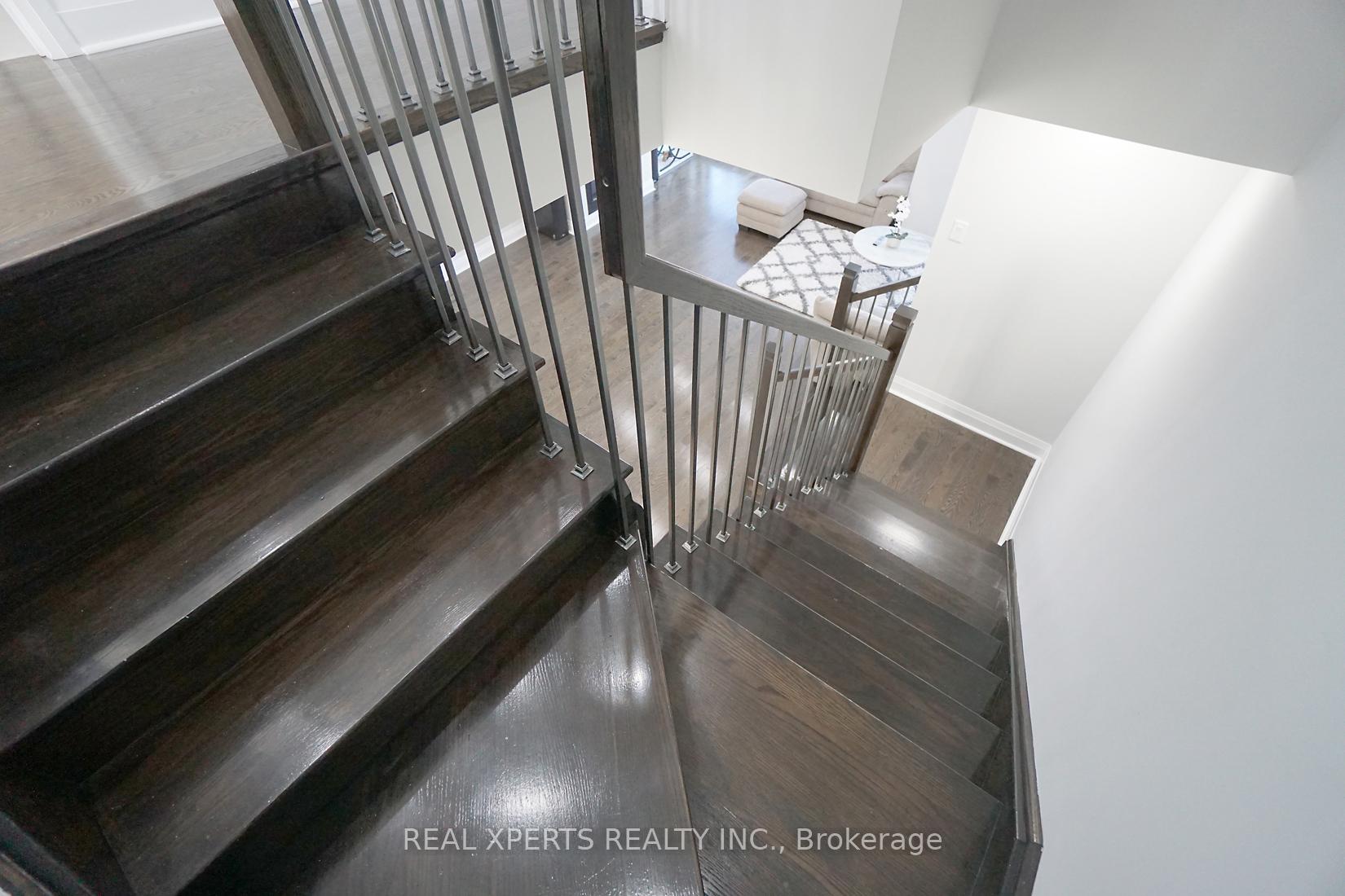 4 Bedrooms Condo at 90 Little Creek,  Mississauga For sale