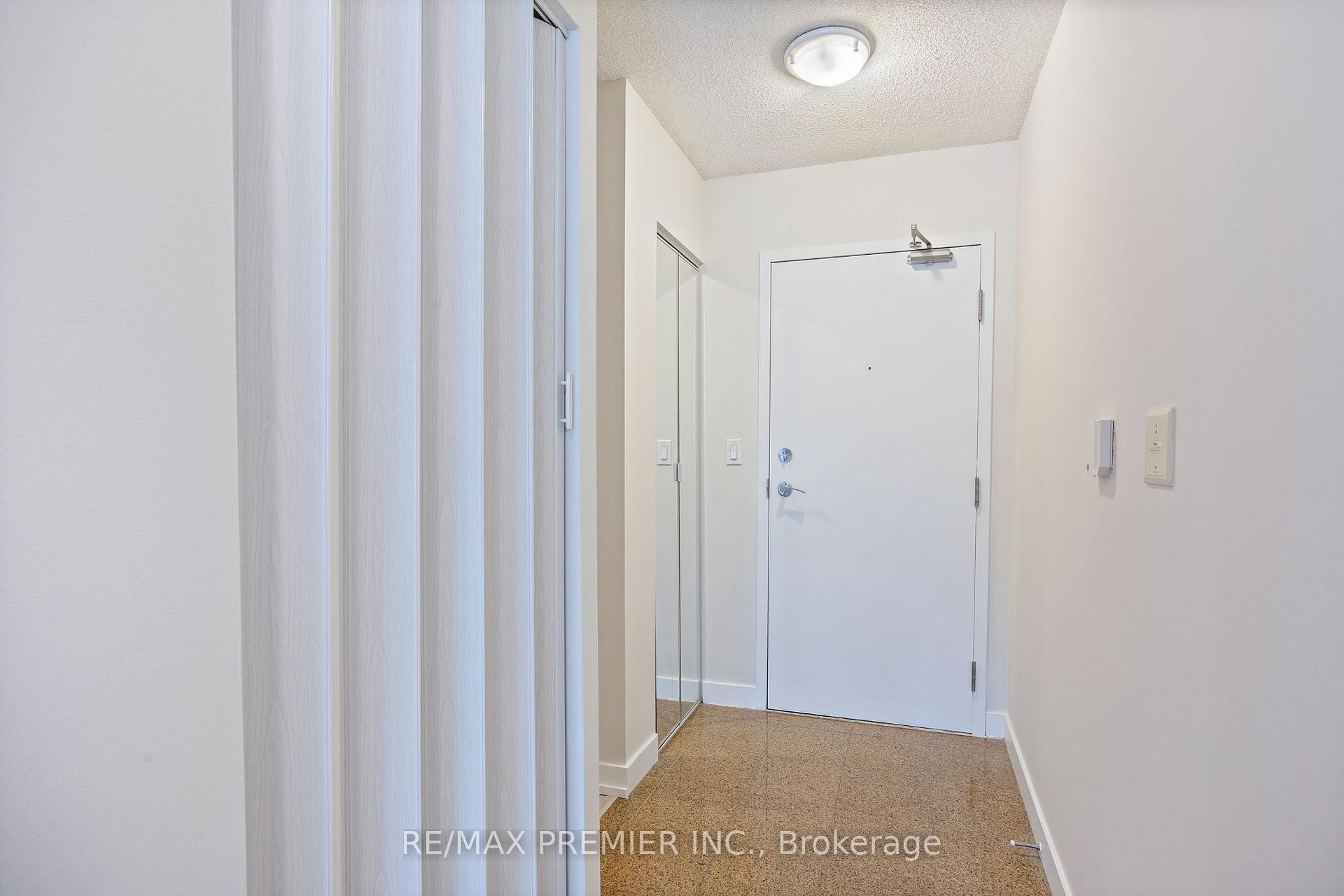2 Bedrooms Condo at 381 Front,  Toronto For sale
