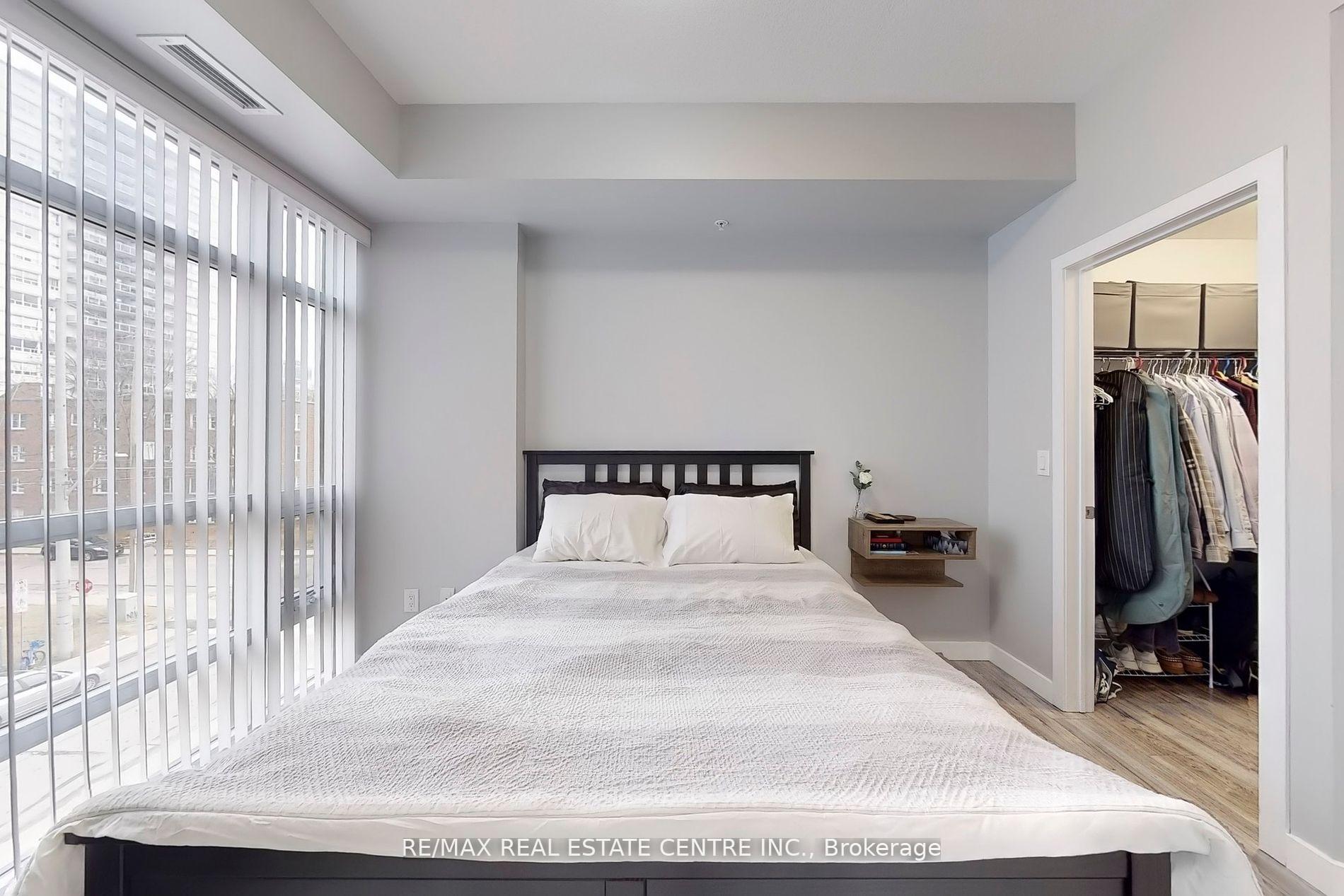 2 Bedrooms Condo at 81 Robinson,  Hamilton For sale