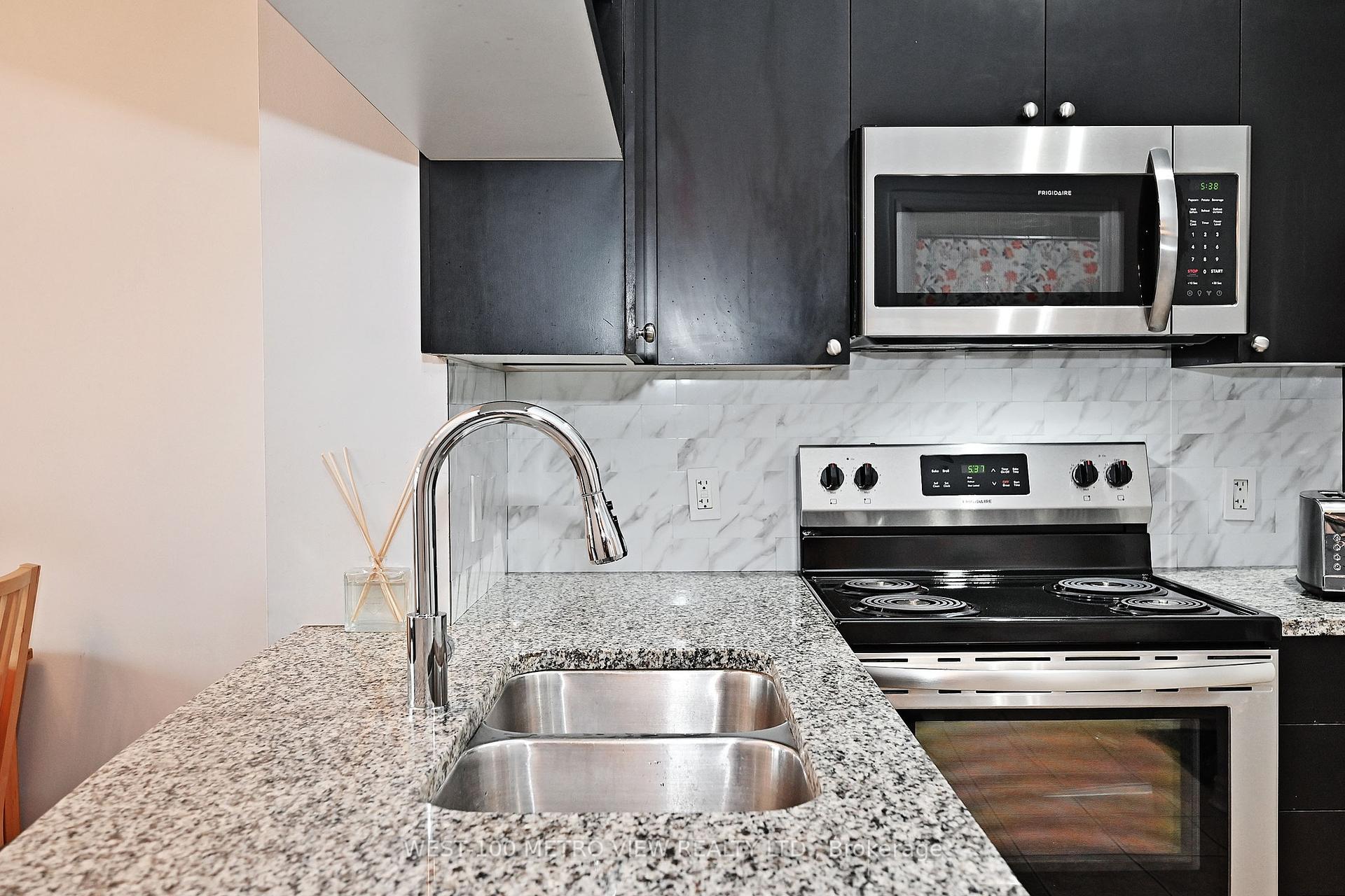 2 Bedrooms Condo at 2365 CENTRAL PARK, Oakville For sale