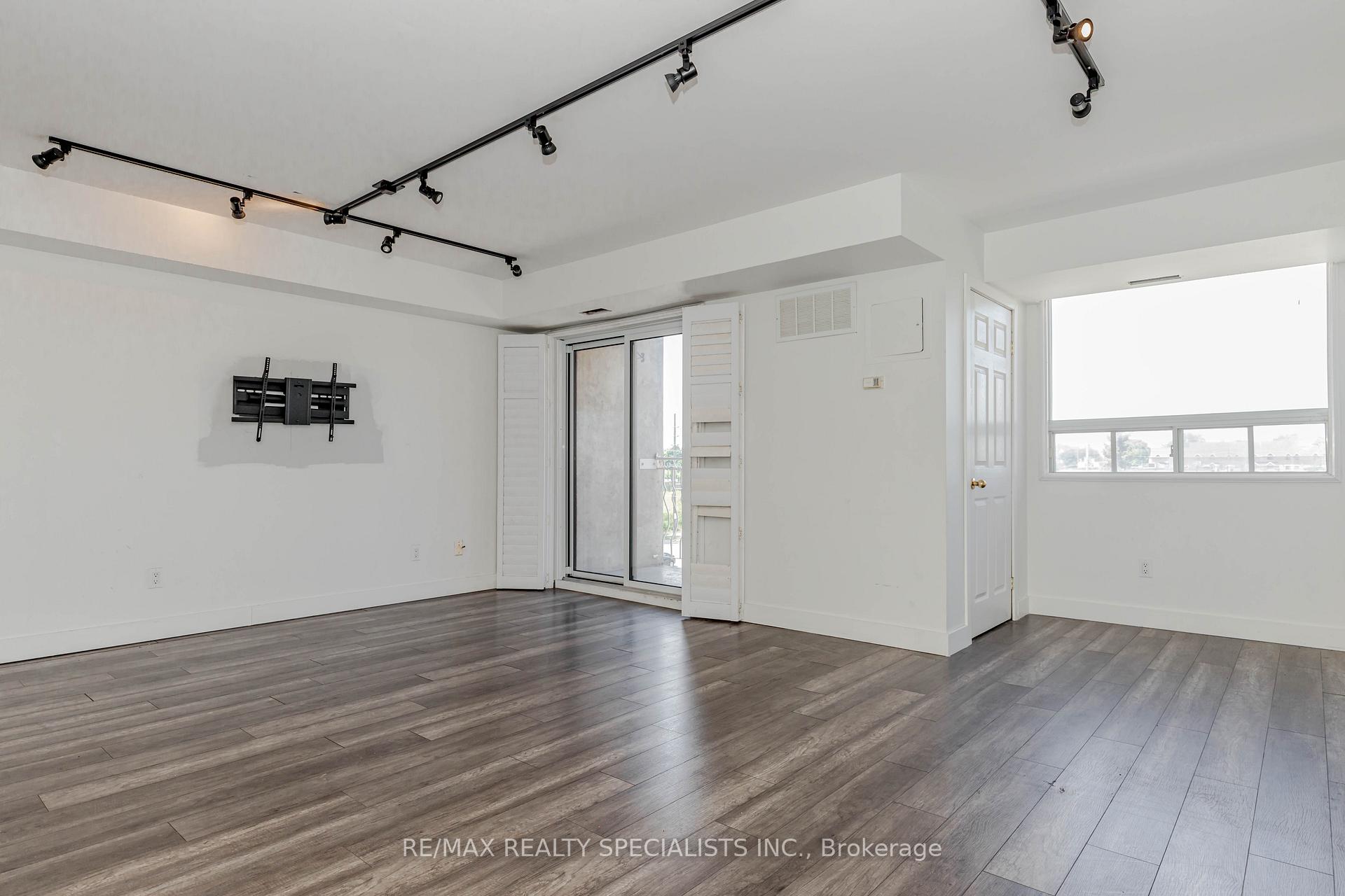 2 Bedrooms Condo at 32 Tannery, Mississauga For sale