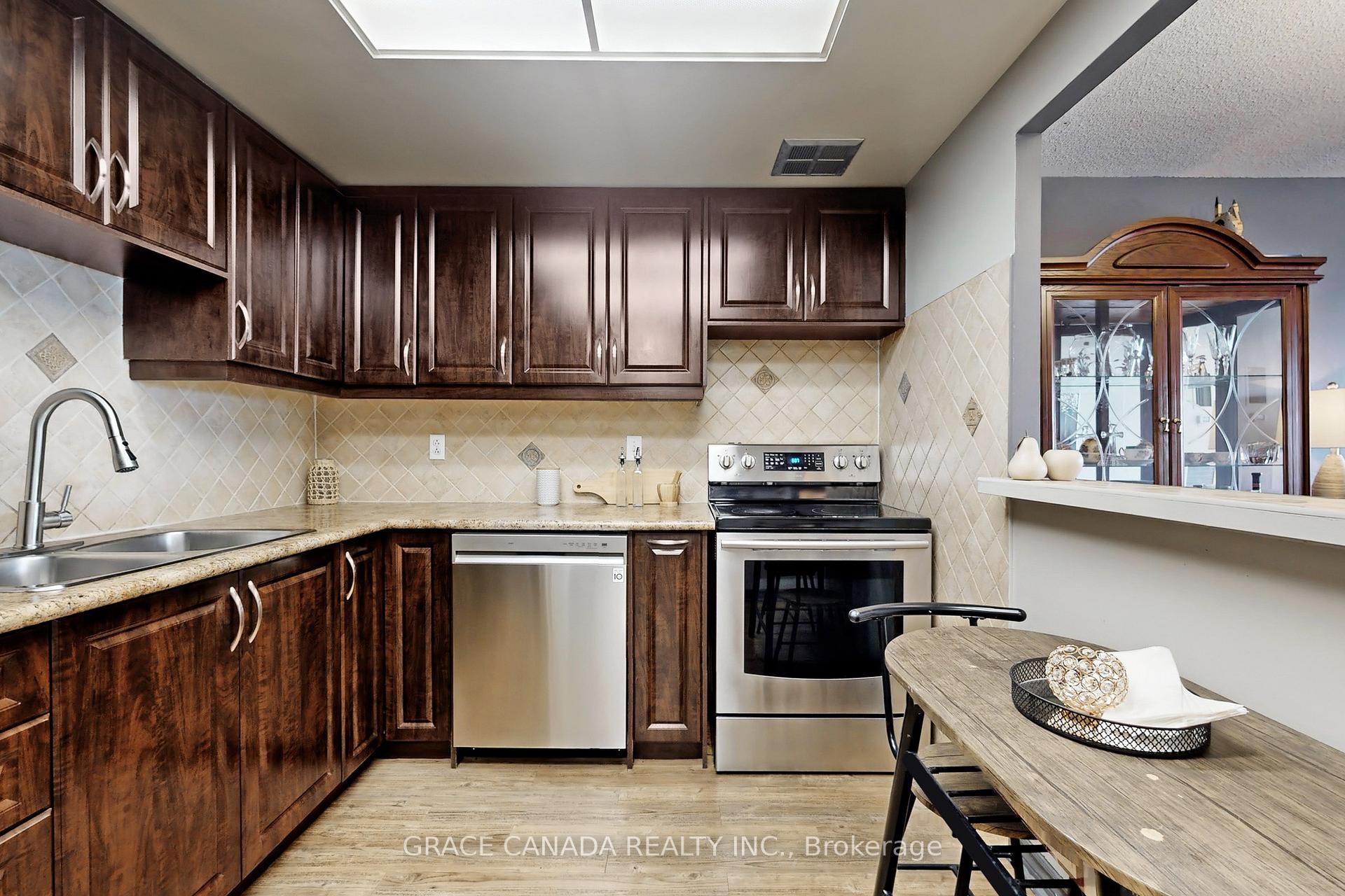 2 Bedrooms Condo at 10 Dean Park, Toronto For sale