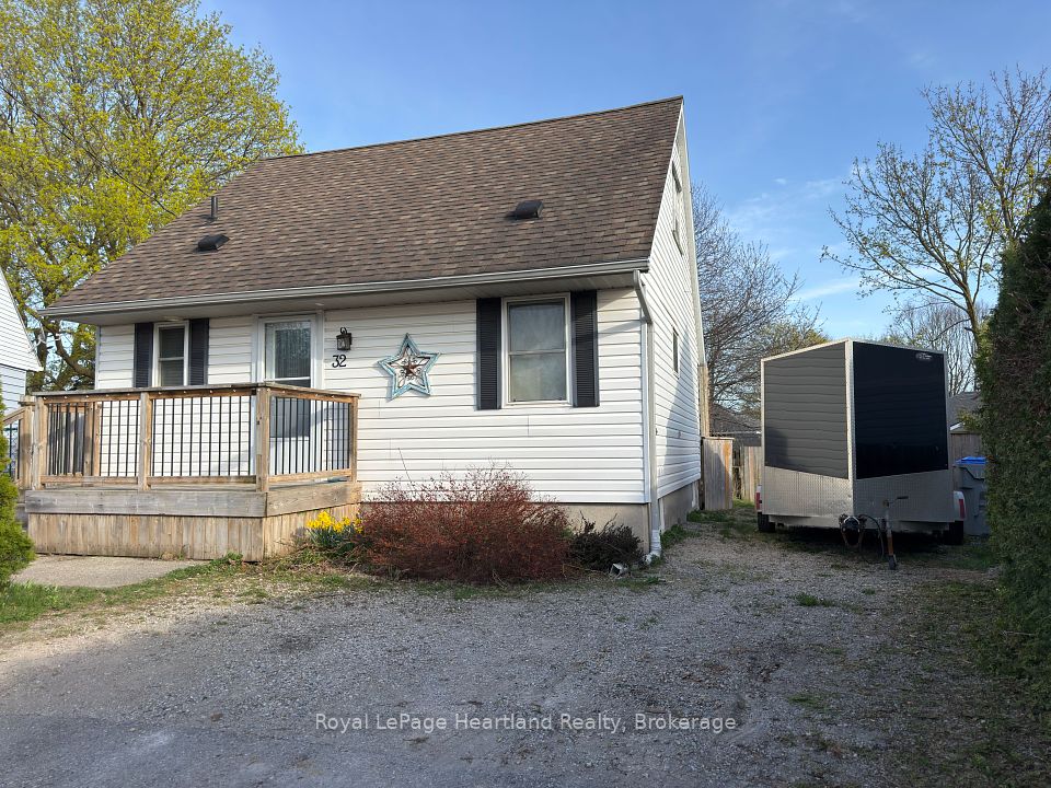 32 Regina Road, Huron East, ON N0M 1L0