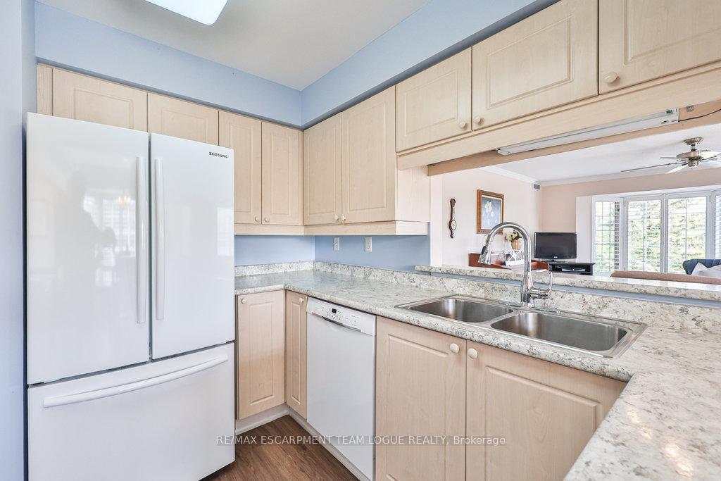 2 Bedrooms Condo at 216 Plains Road West, Burlington For sale
