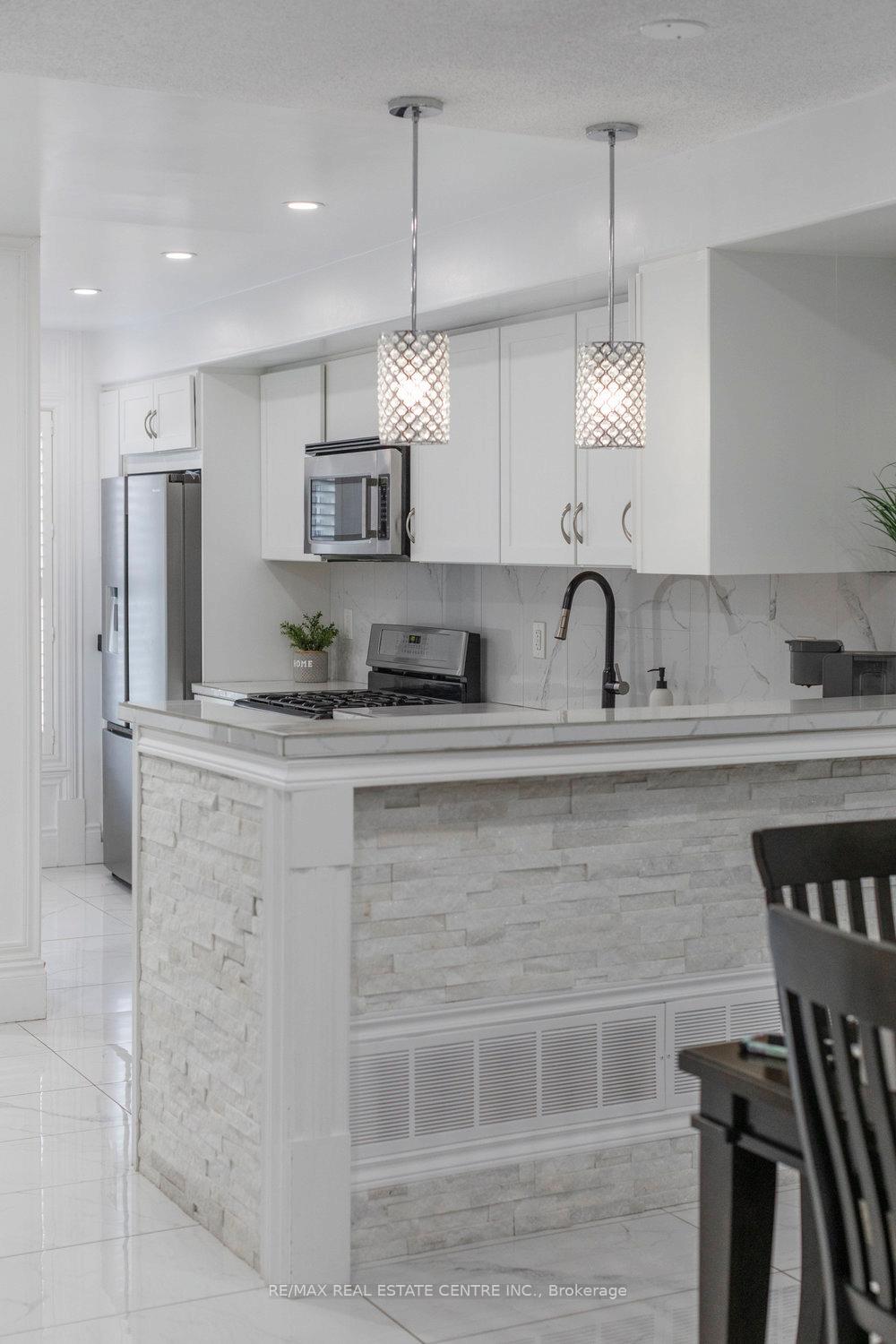 3 Bedrooms Condo at 2774 King,  Hamilton For sale