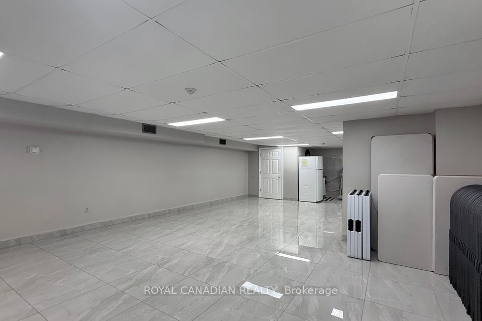 https://trreb-image.ampre.ca/qsbK7yUnz1CQacH3ExM2QwW8zZVFW1YbfYK07rPKnmE/rs:fit:960:960/wm:.5:so:0:50:.4/wmsh:10/wmt:PHNwYW4gZm9yZWdyb3VuZD0nd2hpdGUnIGZvbnQ9JzY4Jz5ST1lBTCBDQU5BRElBTiBSRUFMVFksIEJyb2tlcmFnZTwvc3Bhbj4/L3RycmViL2xpc3RpbmdzLzQwLzkyLzAyLzM1L3AvMzQ3NTlkYmUtMjRhZC00NzE1LWEyZjgtMTY3MTI1ZjNjOWU5LmpwZw.jpg