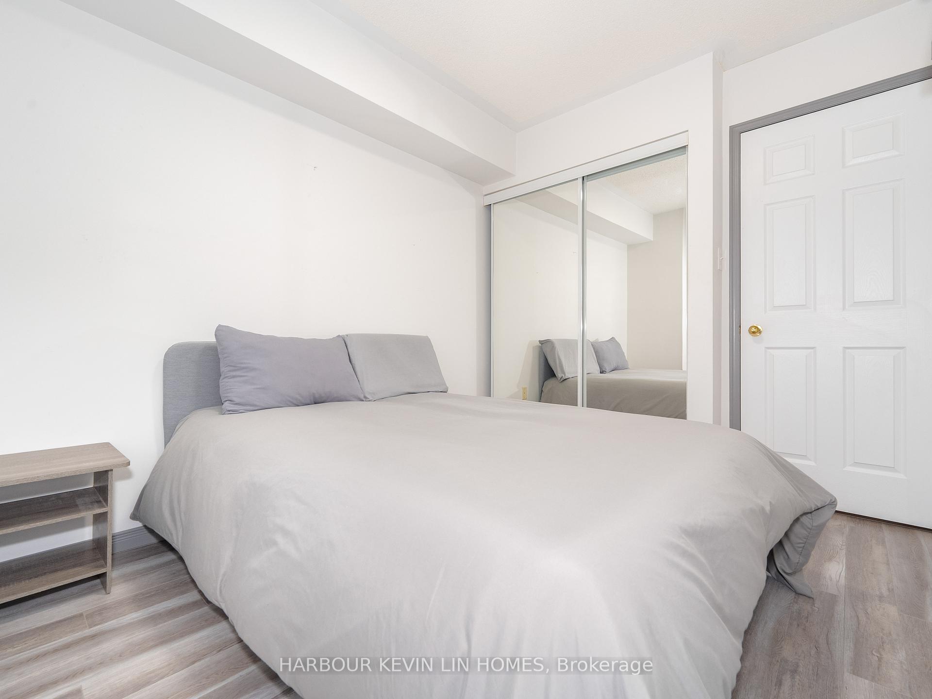 3 Bedrooms Condo at 4975 Southampton, Mississauga For sale
