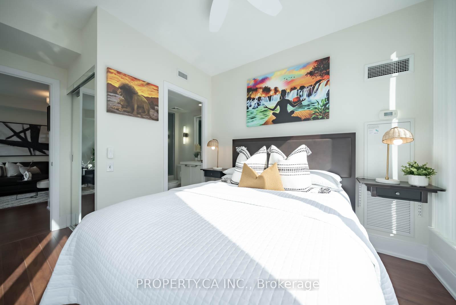 2 Bedrooms Condo at 15 Viking, Toronto For sale
