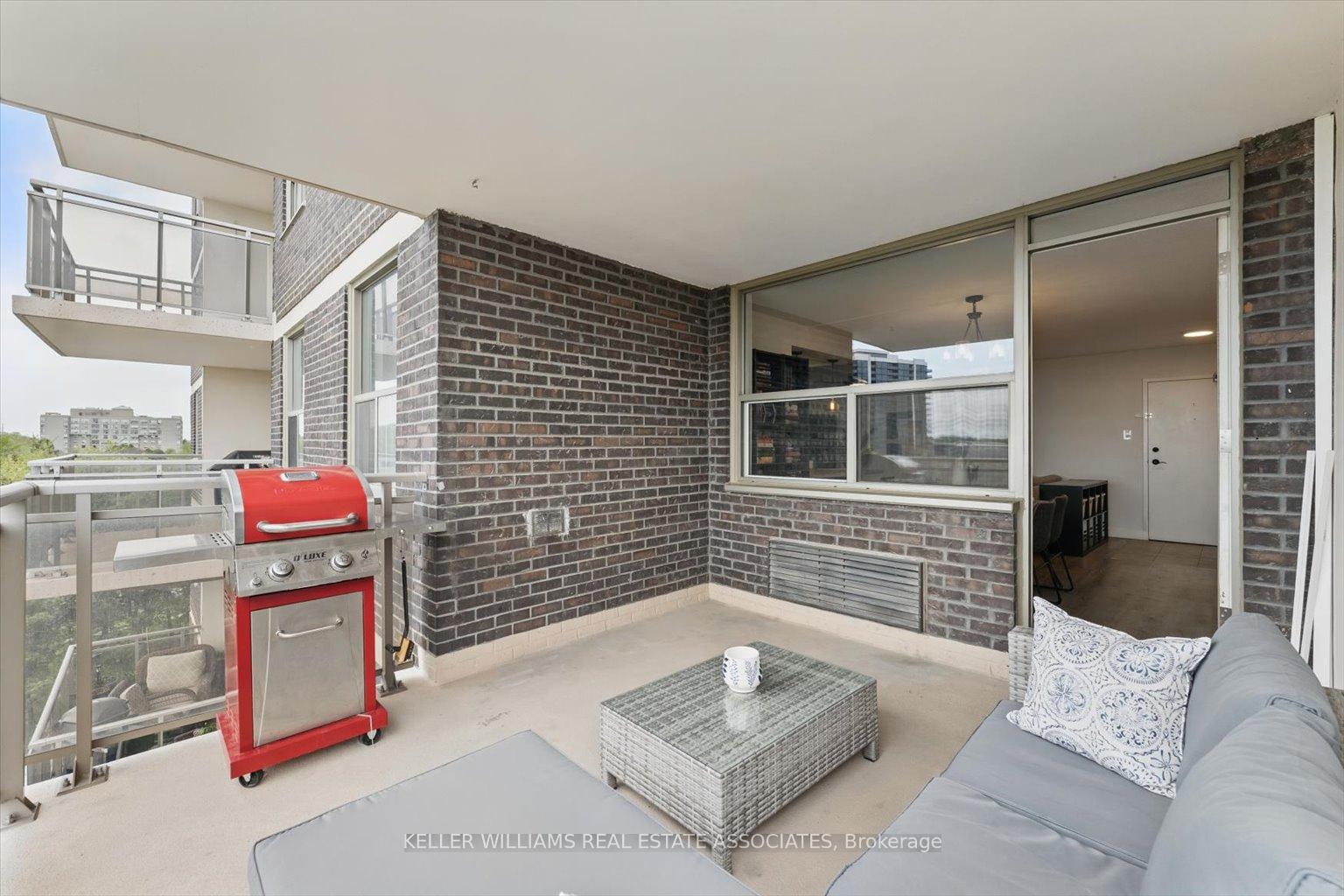 2 Bedrooms Condo at 966 Inverhouse, Mississauga For sale