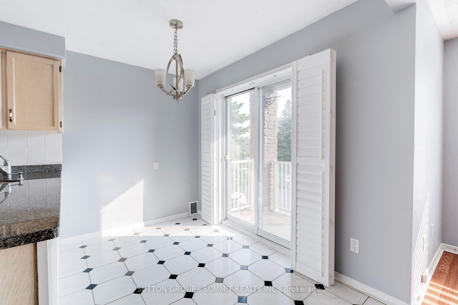 2 Bedrooms Condo at 3050 Pinemeadow, Burlington For sale