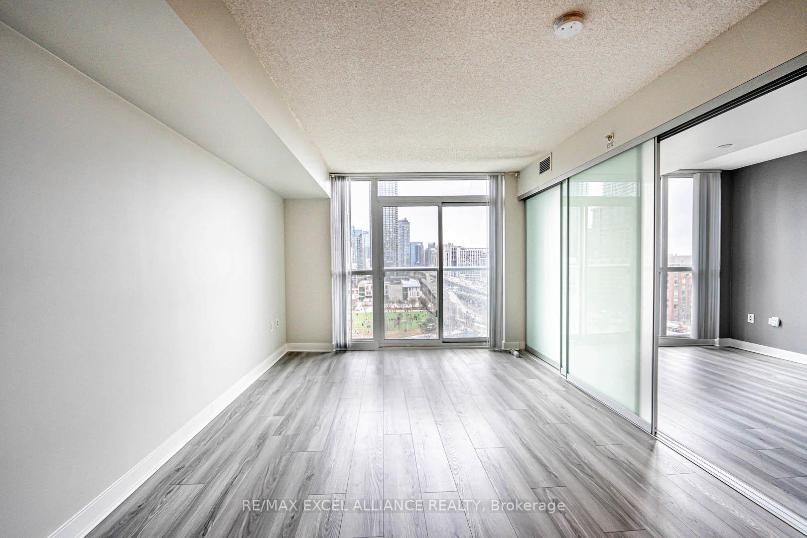 2 Bedrooms Condo at 75 Queens Wharf,  Toronto For sale