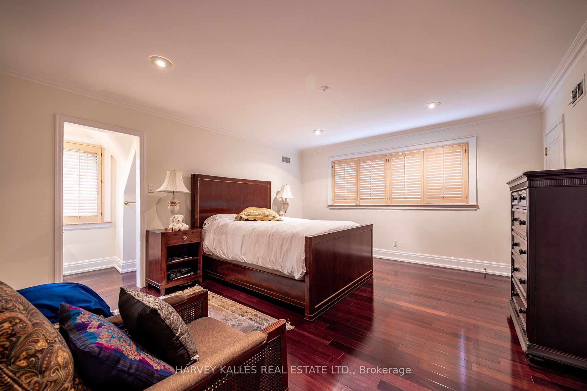 6 Versailles Court