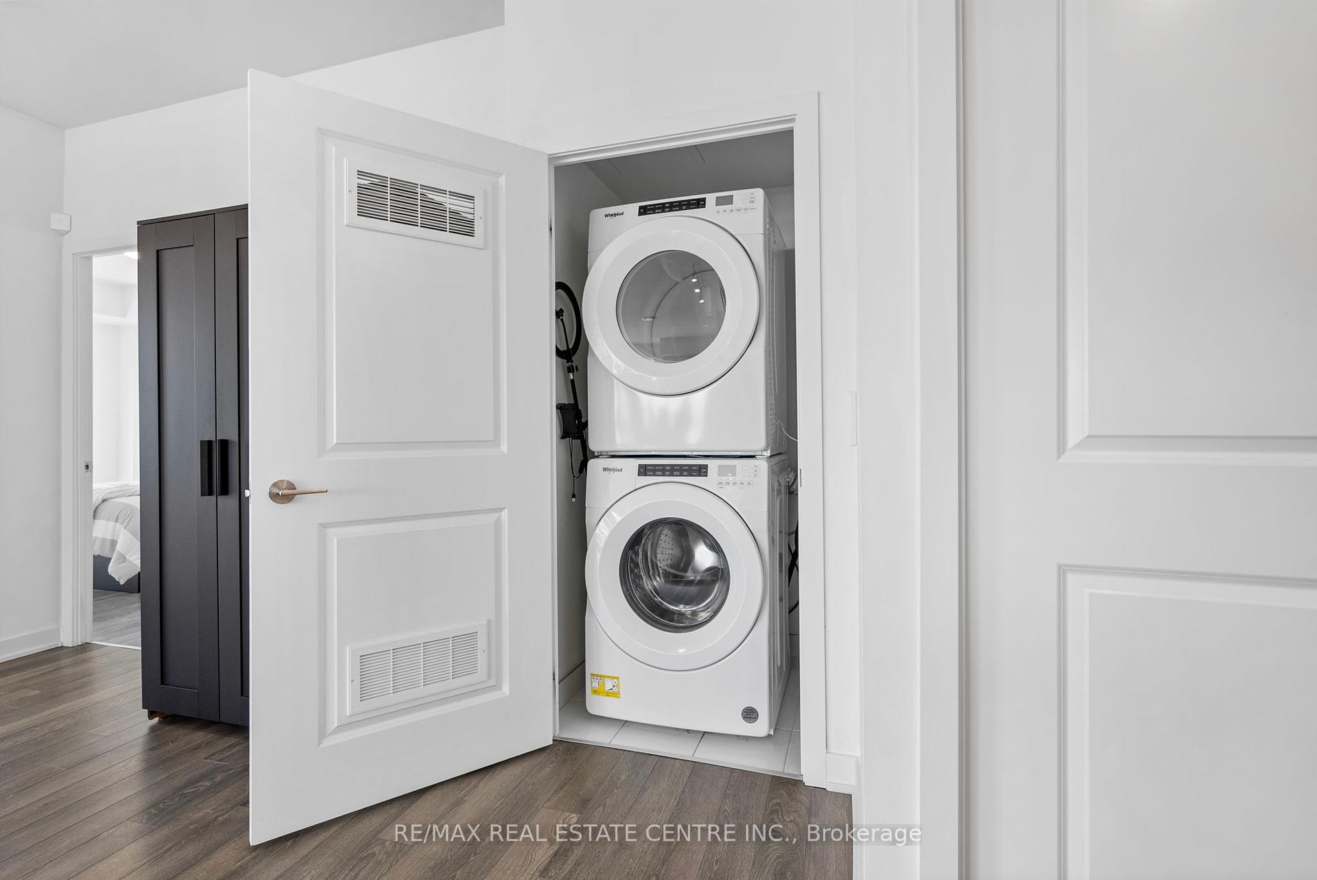 3 Bedrooms Condo at 100 Eagle Rock, Vaughan For sale