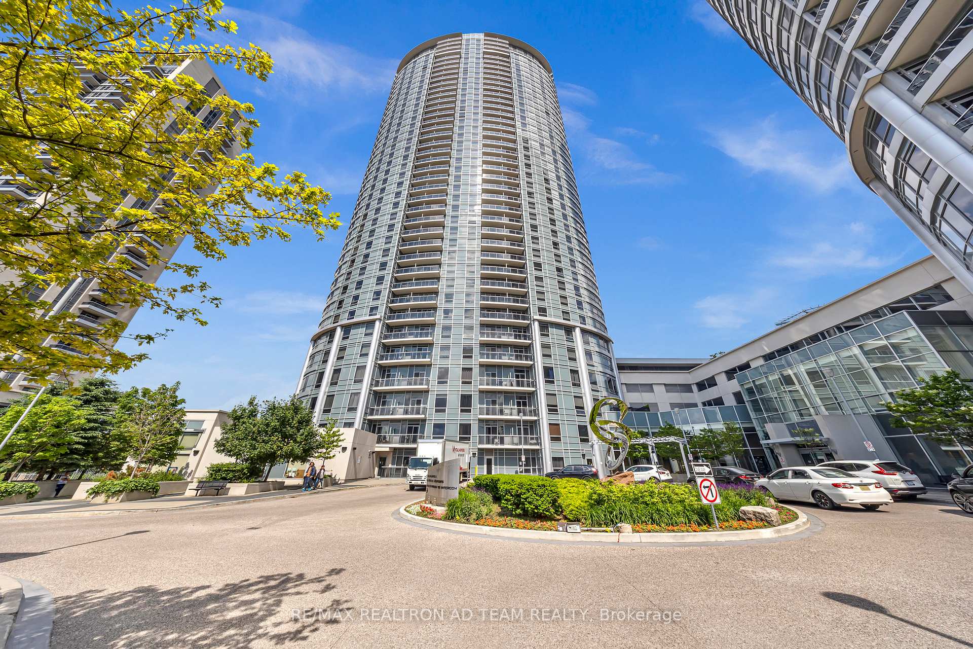 2 Bedrooms Condo at 125 Village Green, Toronto For sale