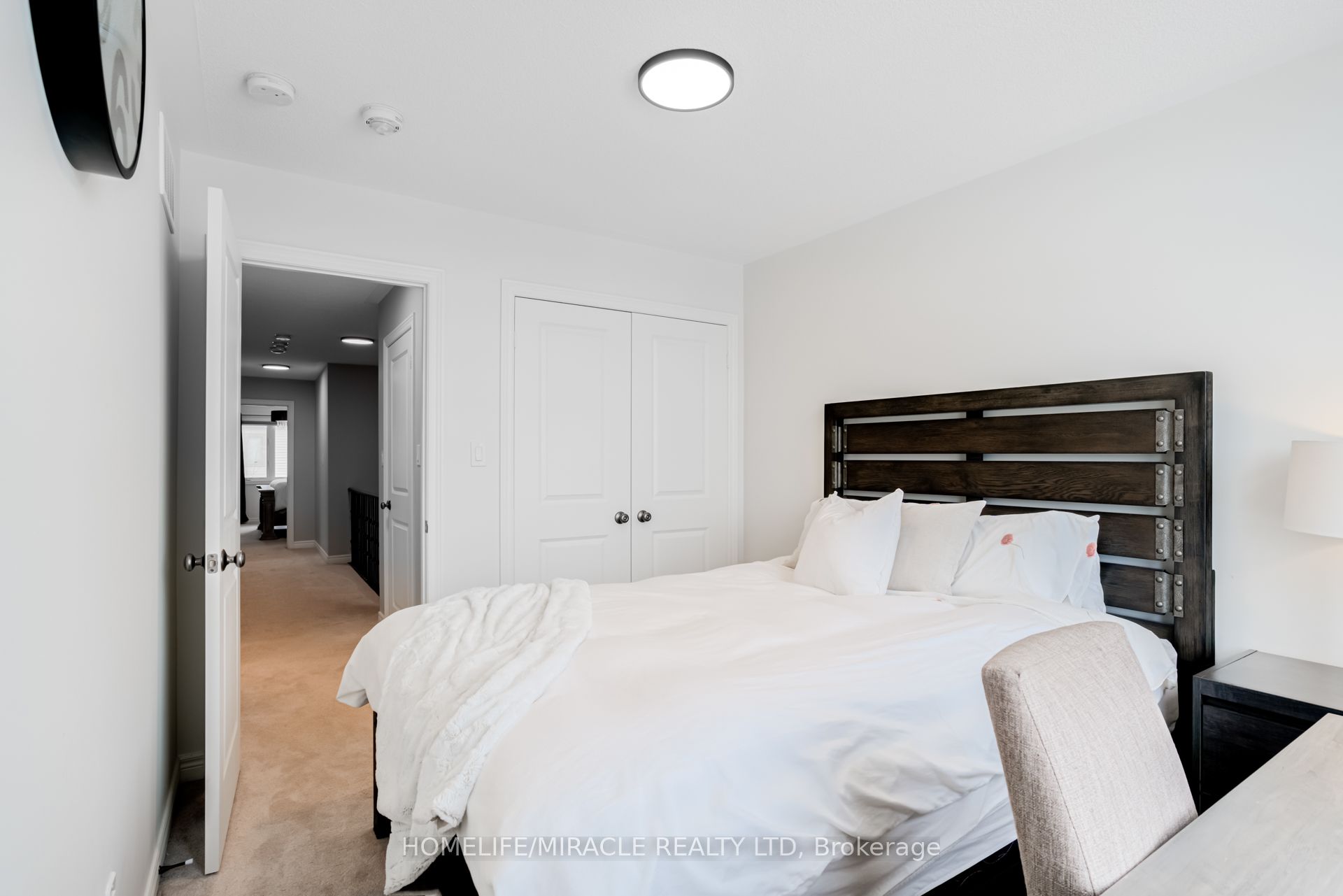 36 Hoard Avenue N