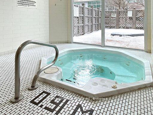 2 Bedrooms Condo at 225 Webb, Mississauga For sale