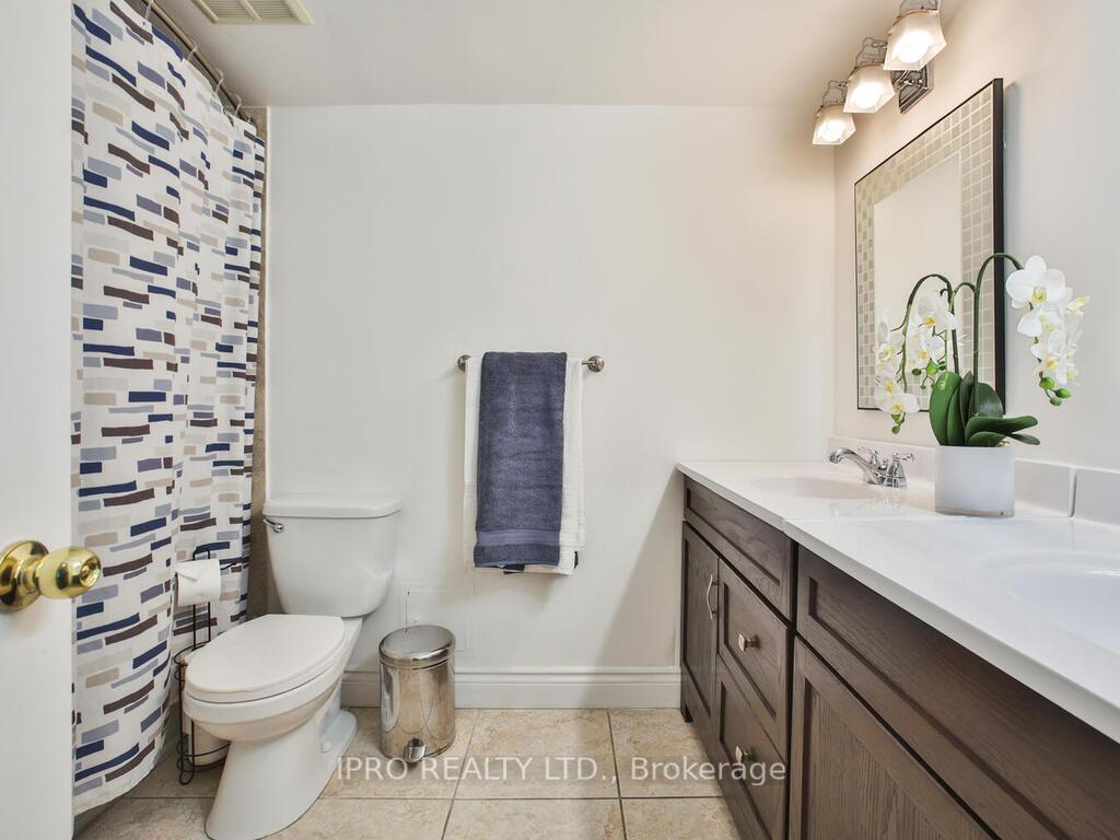 3 Bedrooms Condo at 330 Rathburn, Mississauga For sale