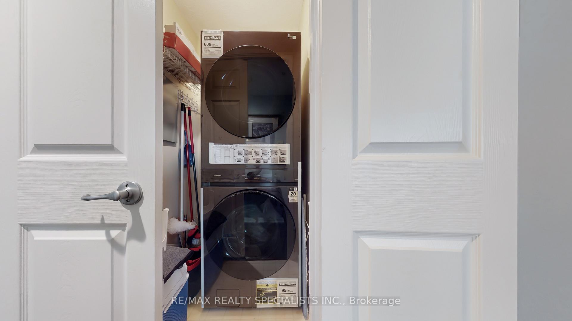 2 Bedrooms Condo at 45 Kingsbridge Garden, Mississauga For sale