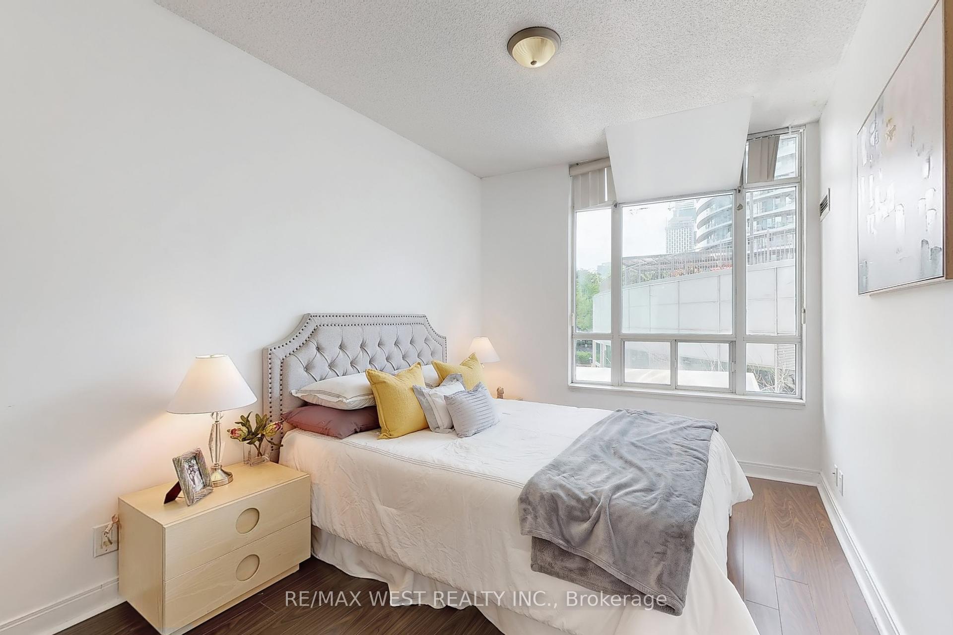 2 Bedrooms Condo at 80 Absolute, Mississauga For sale