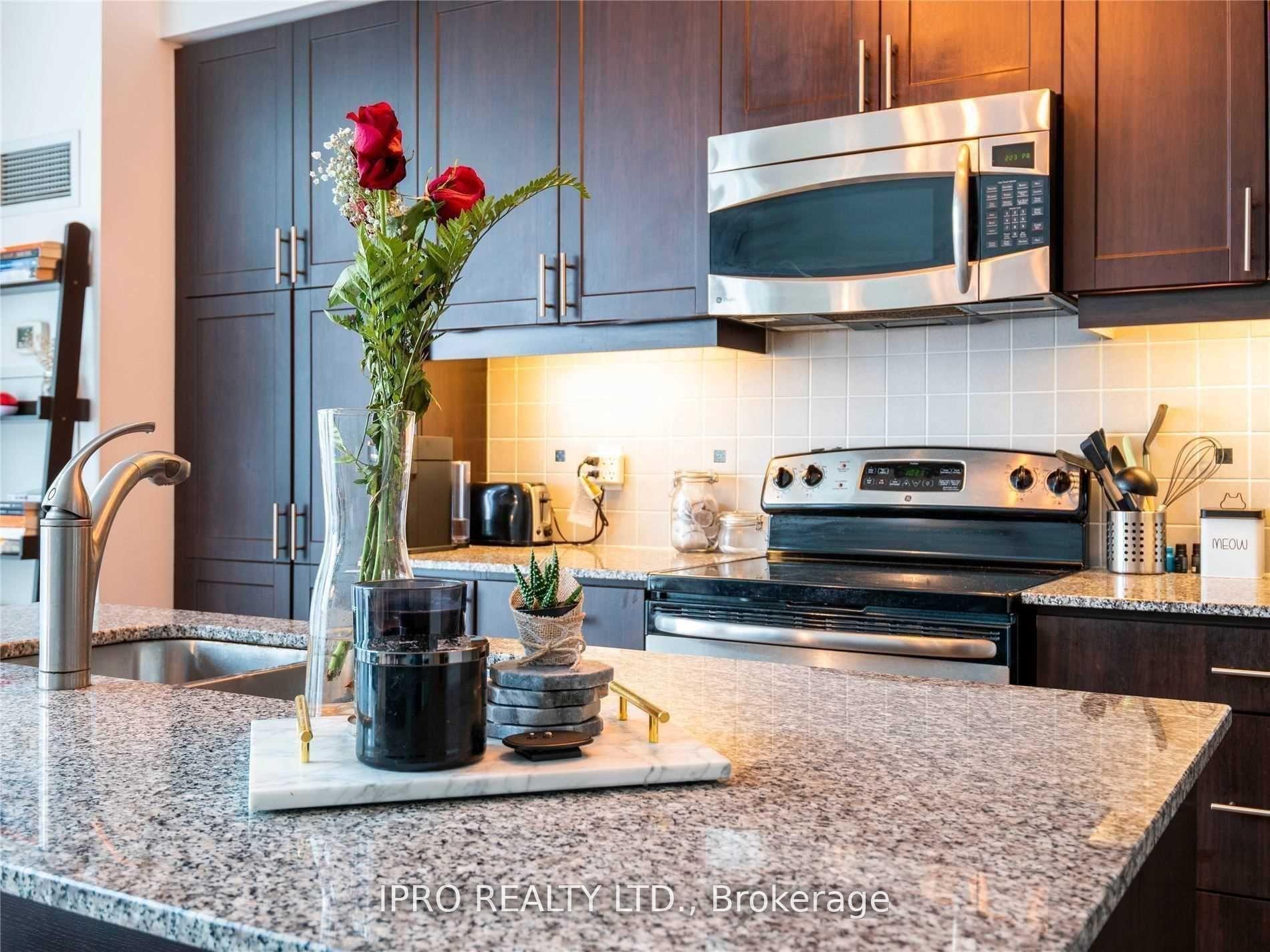 2 Bedrooms Condo at 223 Webb, Mississauga For sale