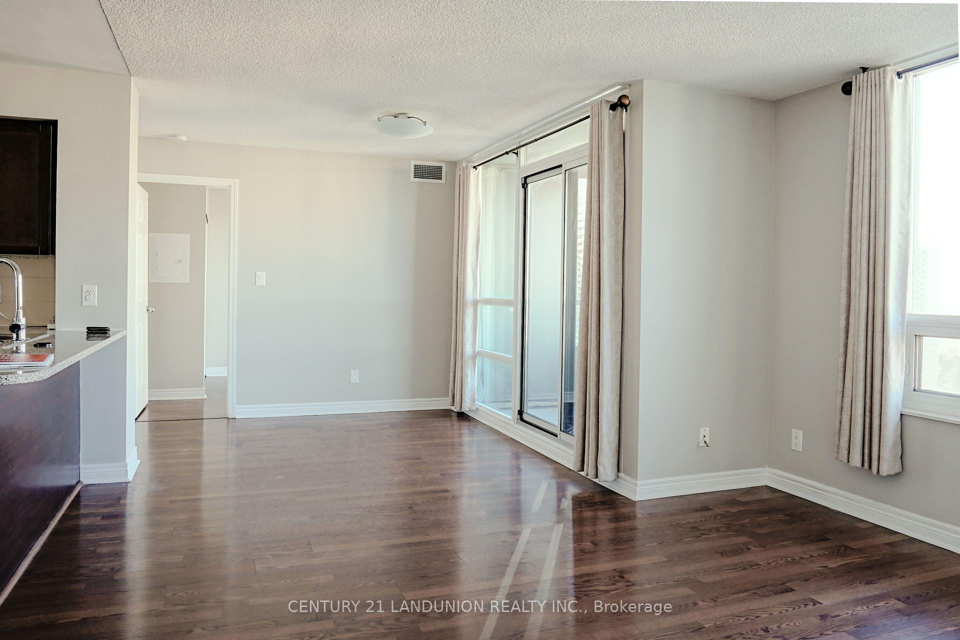 2 Bedrooms Condo at 208 Enfield, Mississauga For sale
