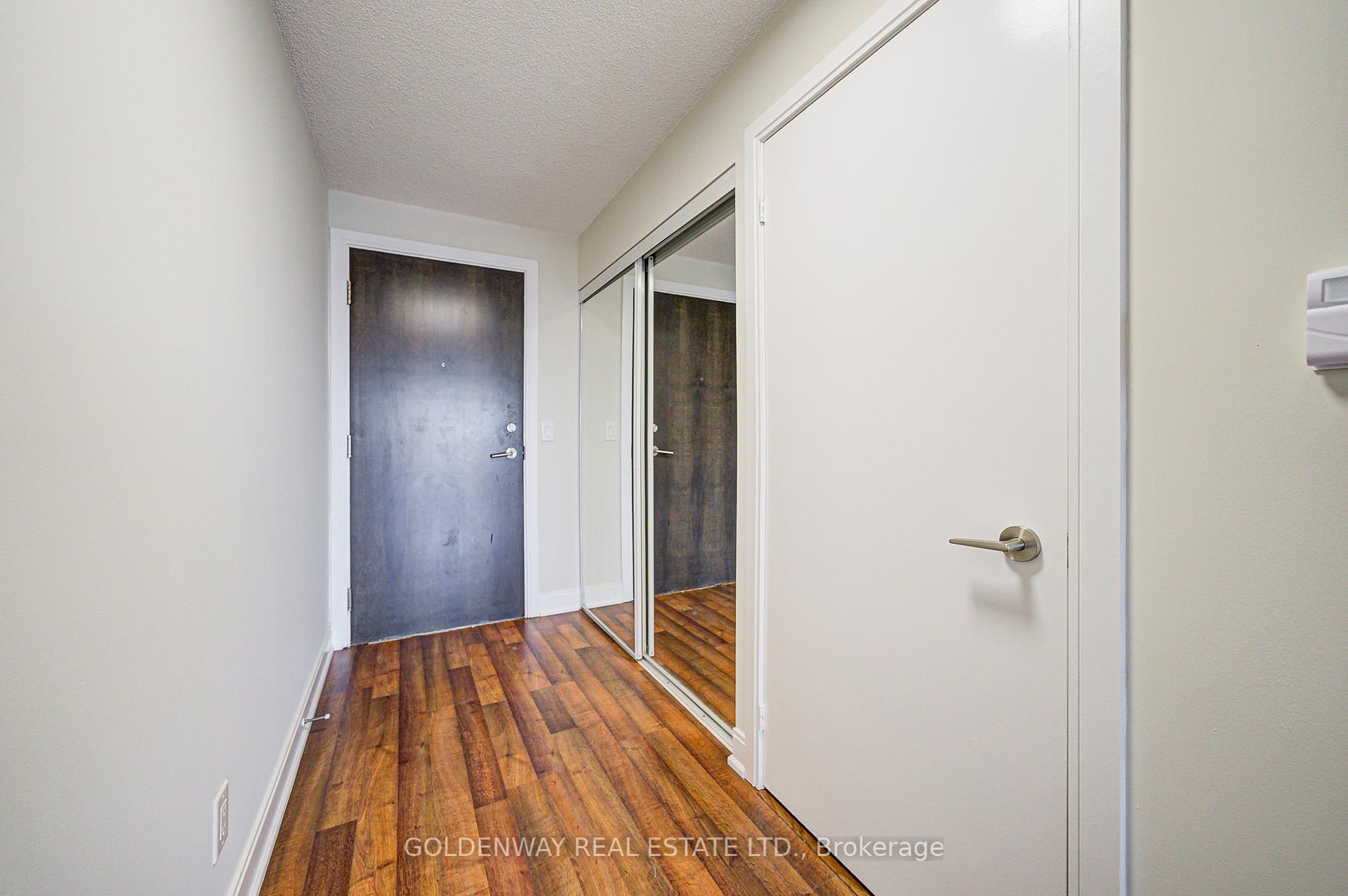1 Bedroom Condo at 125 Village Green,  Toronto For sale