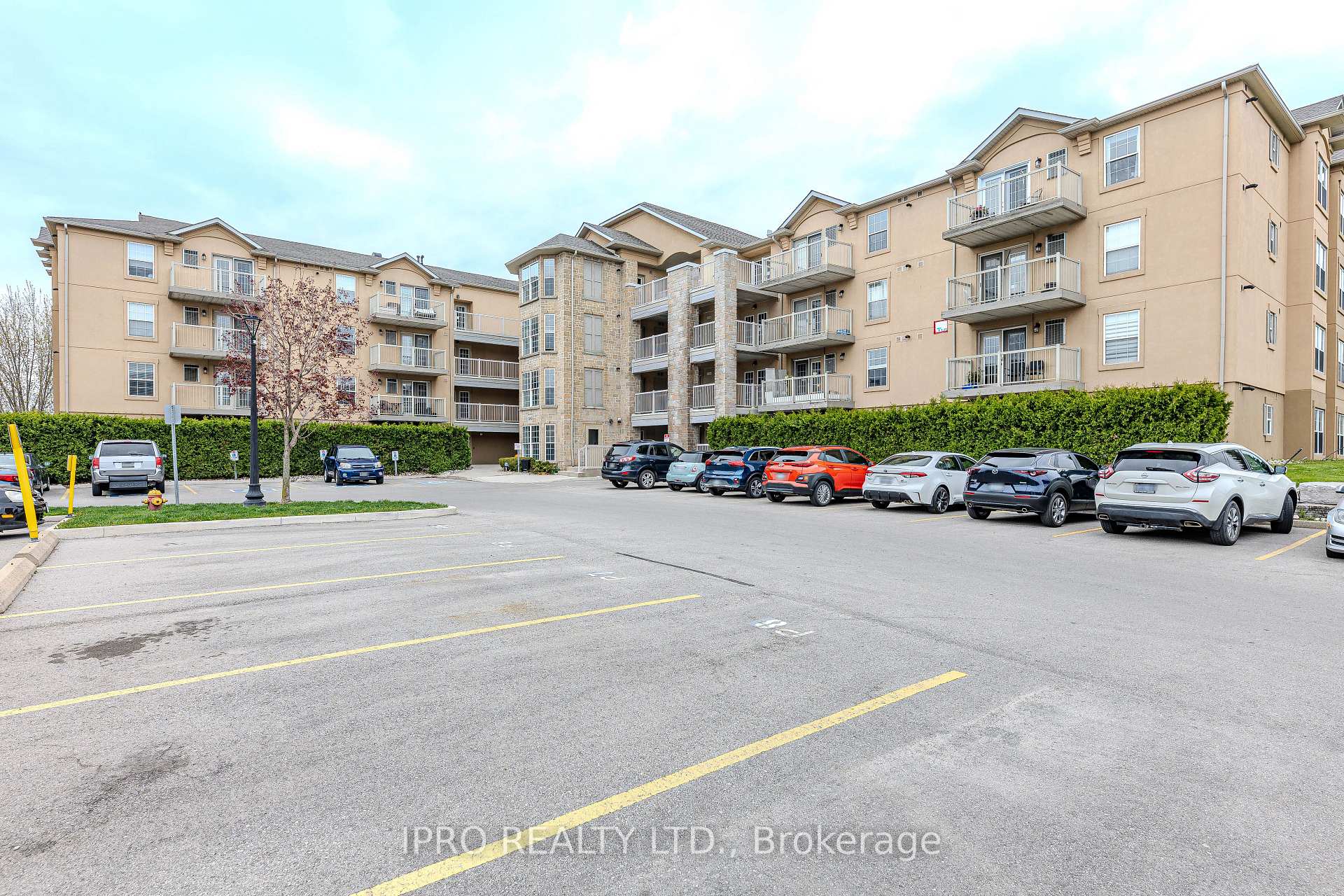 2 Bedrooms Condo at 1490 Bishops, Oakville For sale