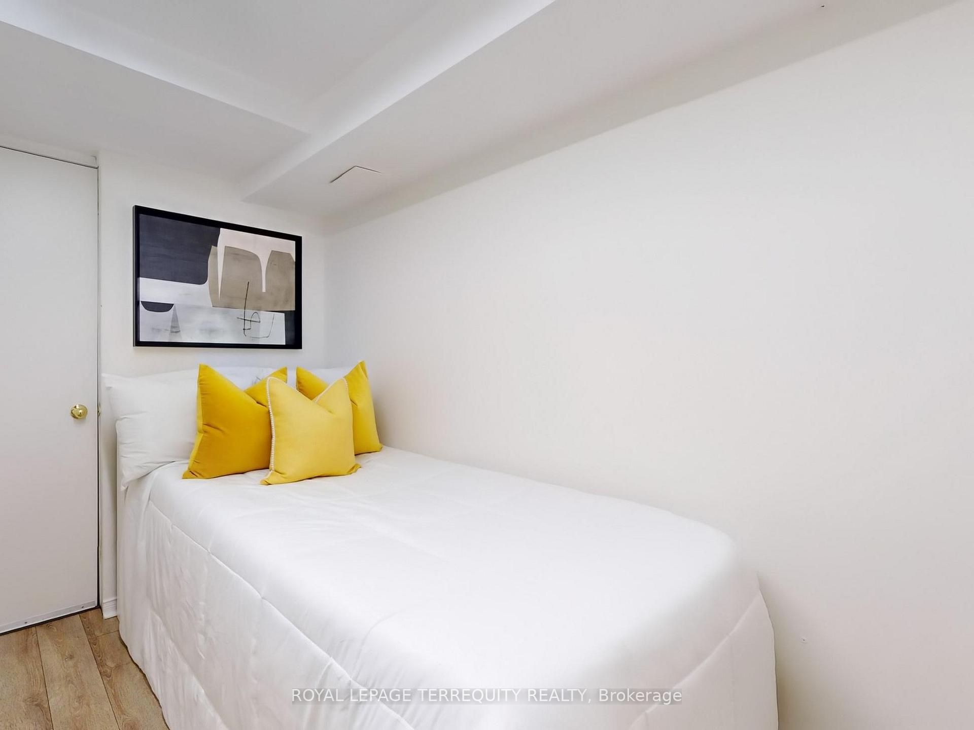 4 Bedrooms Condo at 6399 Spinnaker,  Mississauga For sale