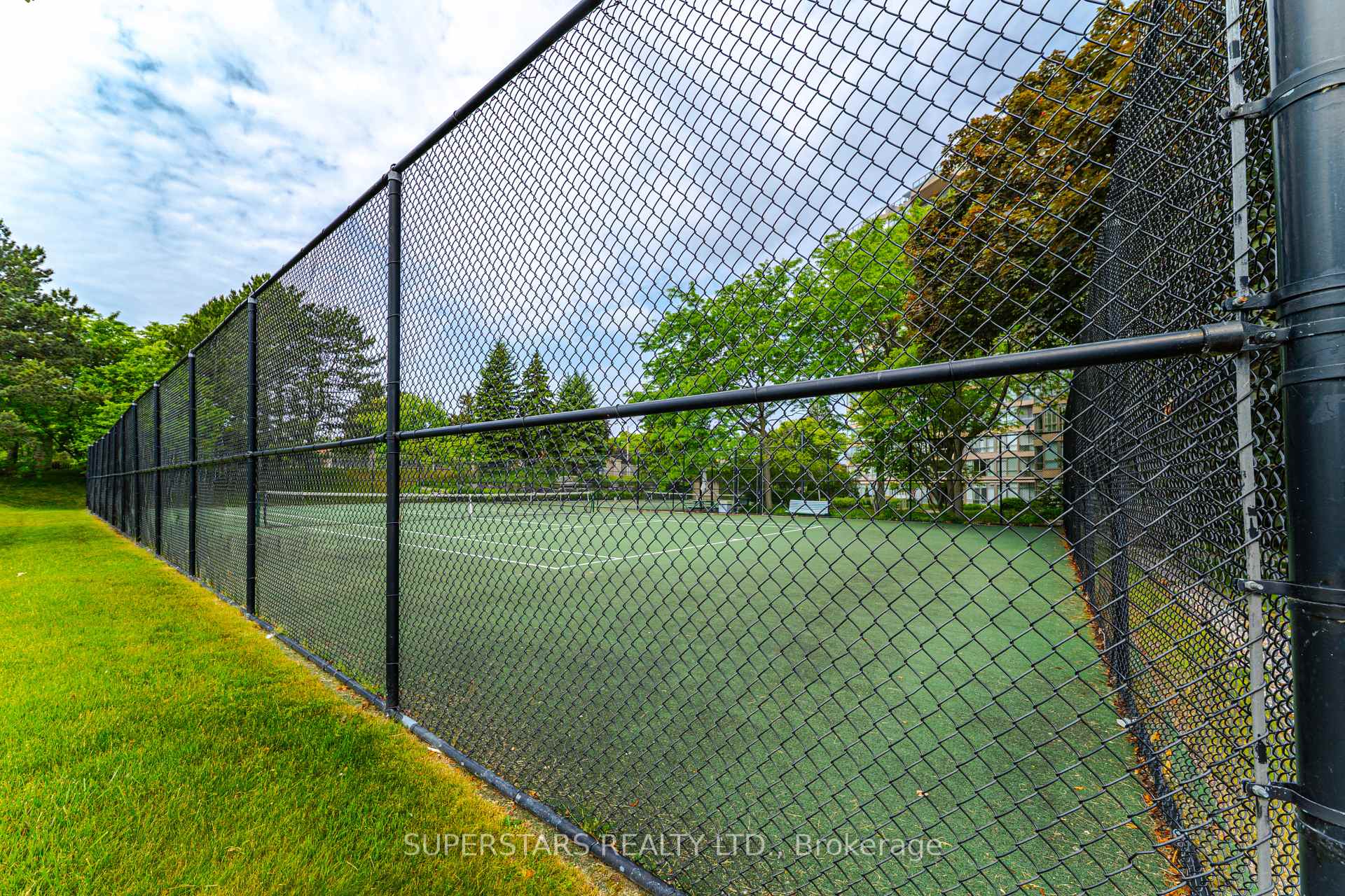 2 Bedrooms Condo at 20 Guildwood, Toronto For sale