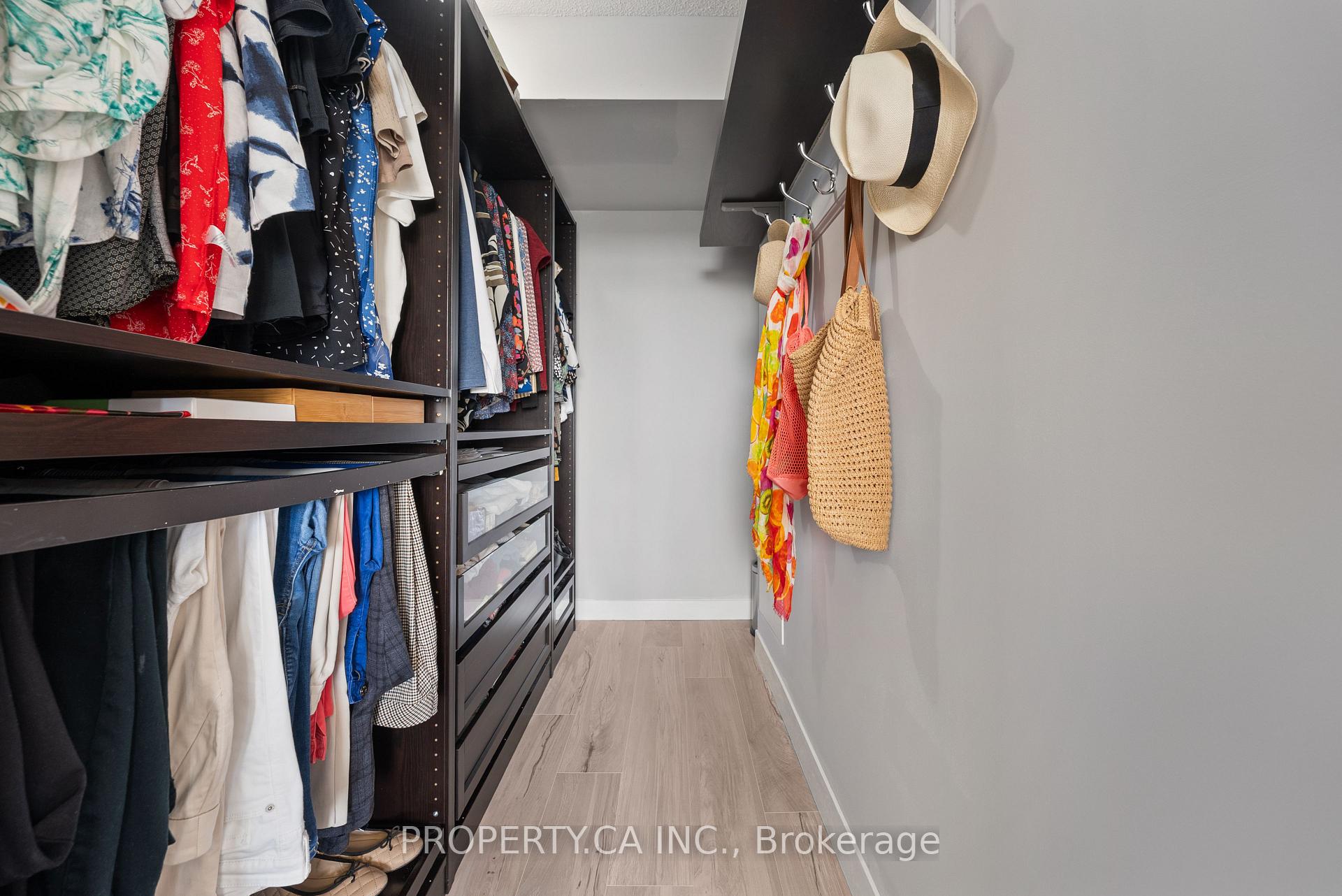 3 Bedrooms Condo at 40 Richview, Toronto For sale