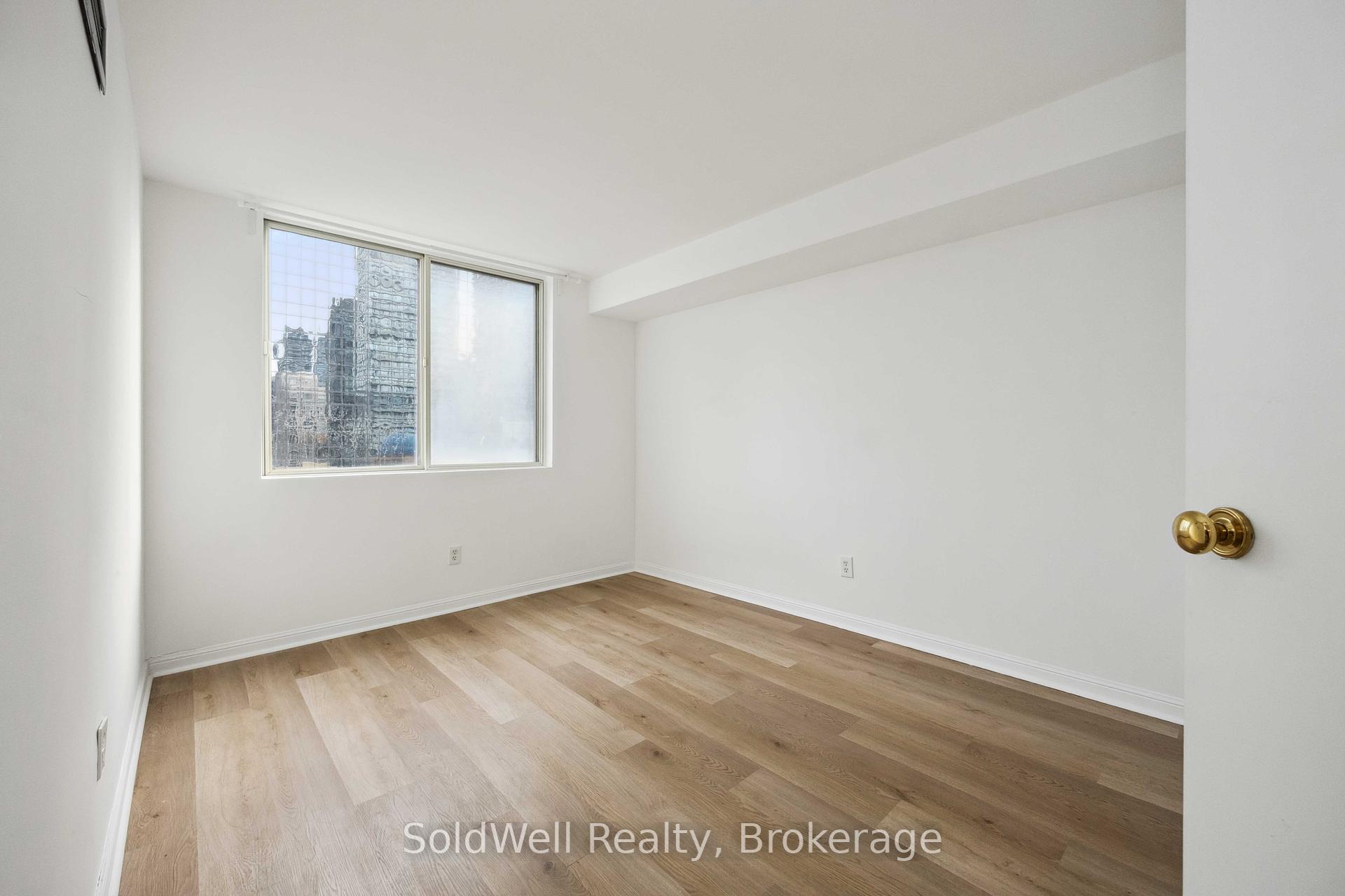 2 Bedrooms Condo at 25 Grenville,  Toronto For sale
