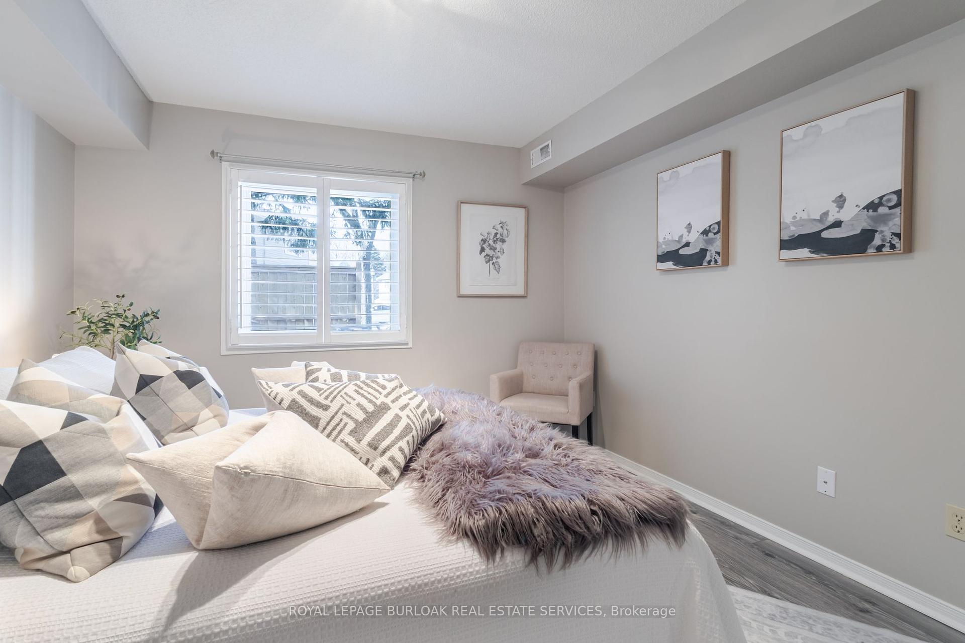 2 Bedrooms Condo at 2110 Cleaver, Burlington For sale