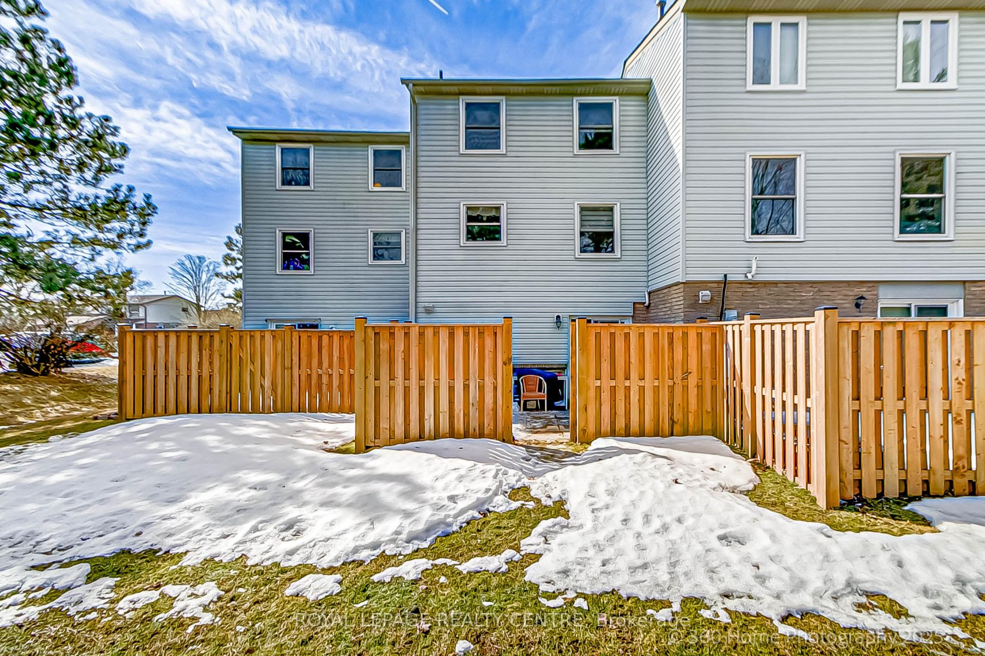 3 Bedrooms Condo at 5878 Montevideo, Mississauga For sale