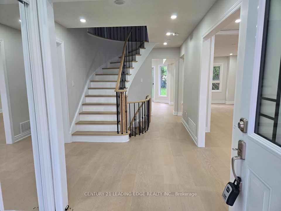 8 BLOOMINGDALE Drive