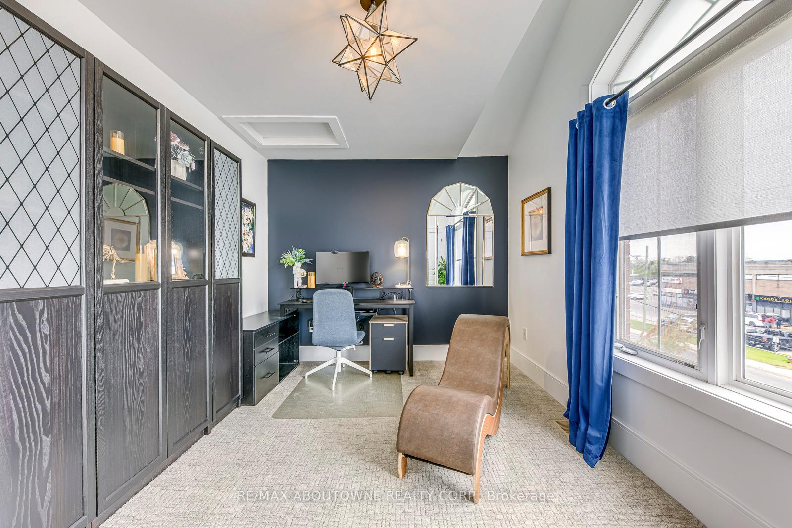 2 Bedrooms Condo at 1401 Plains, Burlington For sale