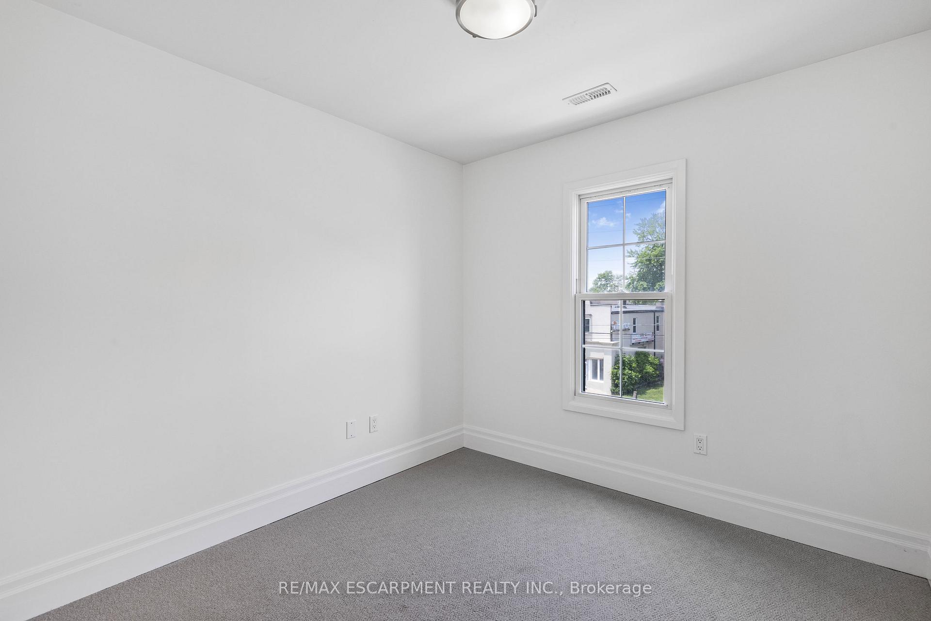 2 Bedrooms Condo at 760 Lakeshore, Mississauga For sale
