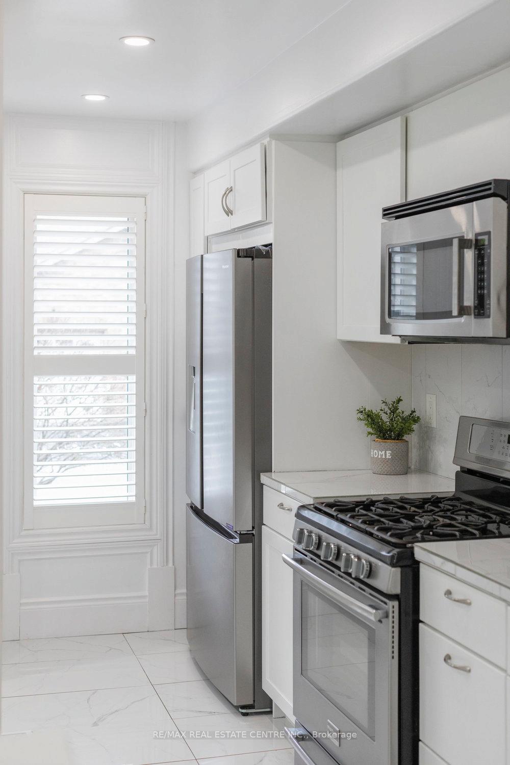 3 Bedrooms Condo at 2774 King,  Hamilton For sale