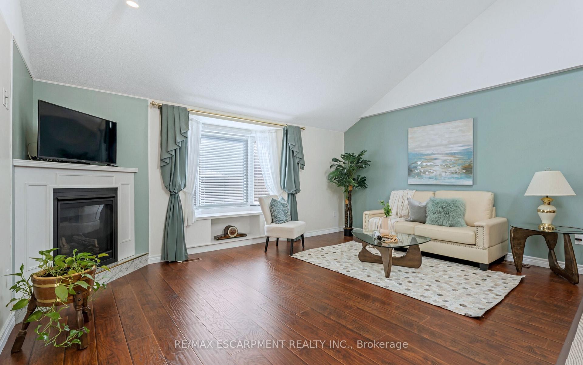 2 Bedrooms Condo at 810 Golf Links, Hamilton For sale