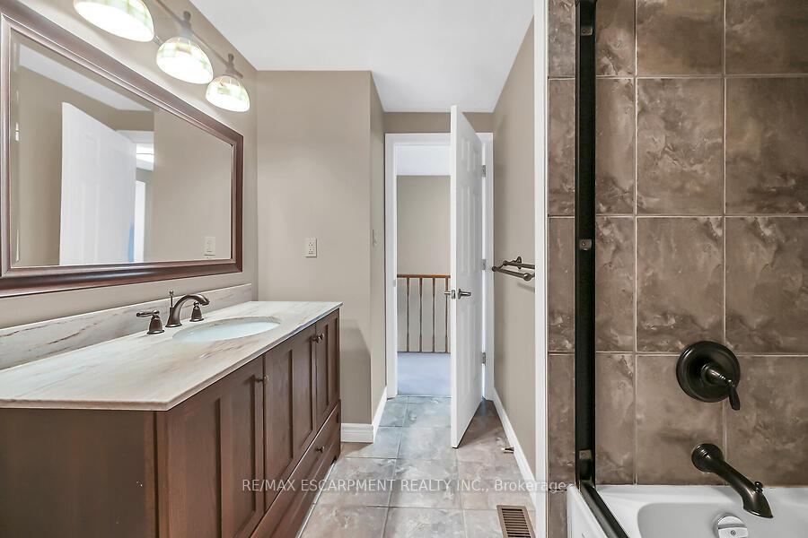 3 Bedrooms Condo at 1115 Paramount, Hamilton For sale