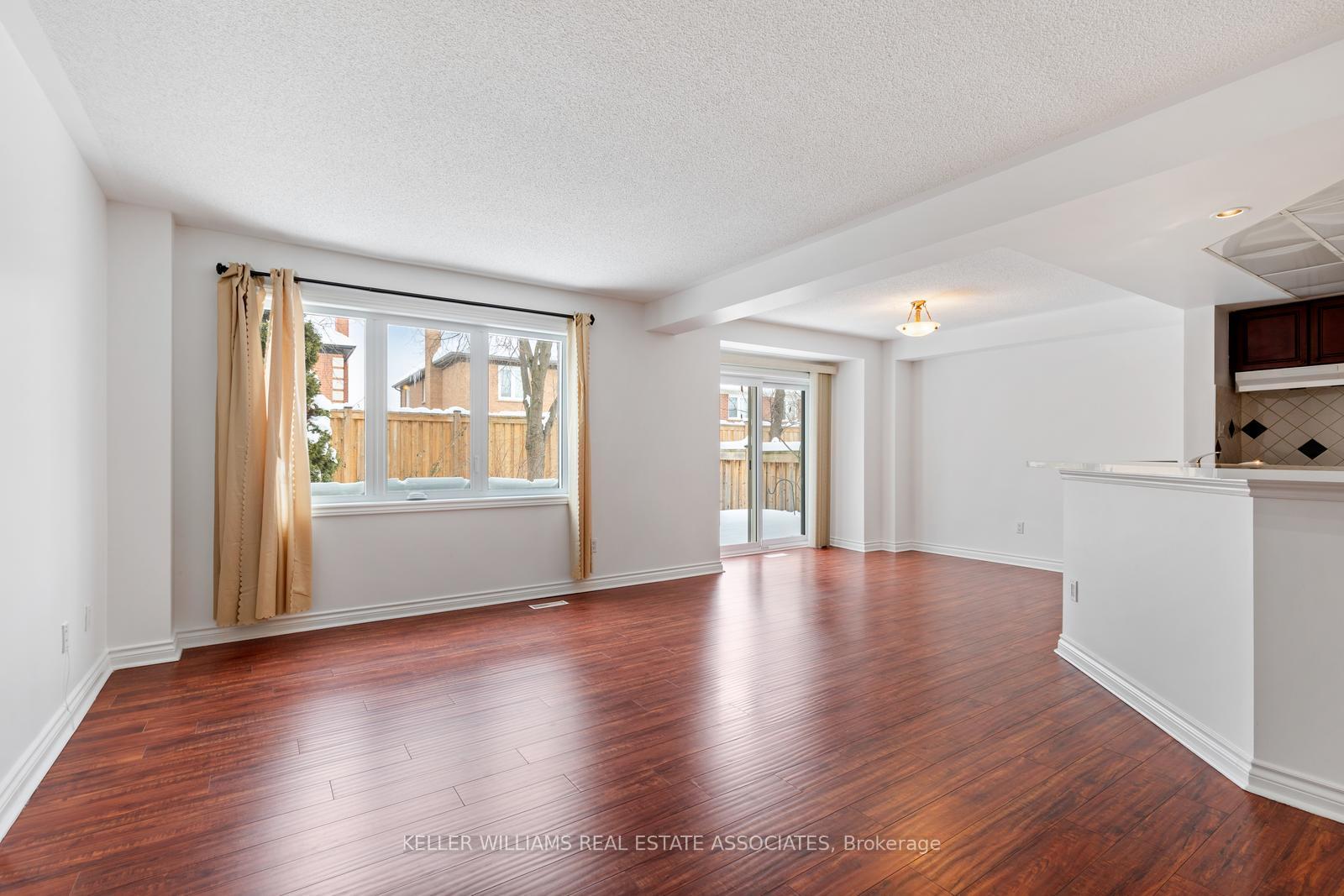 3 Bedrooms Condo at 5480 Glen Erin, Mississauga For sale