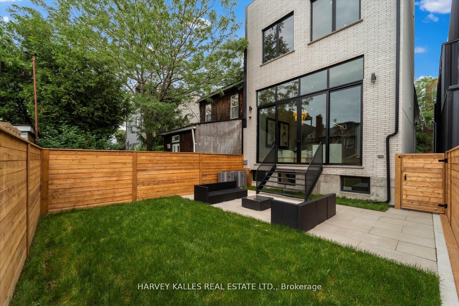 697 Richmond Street W