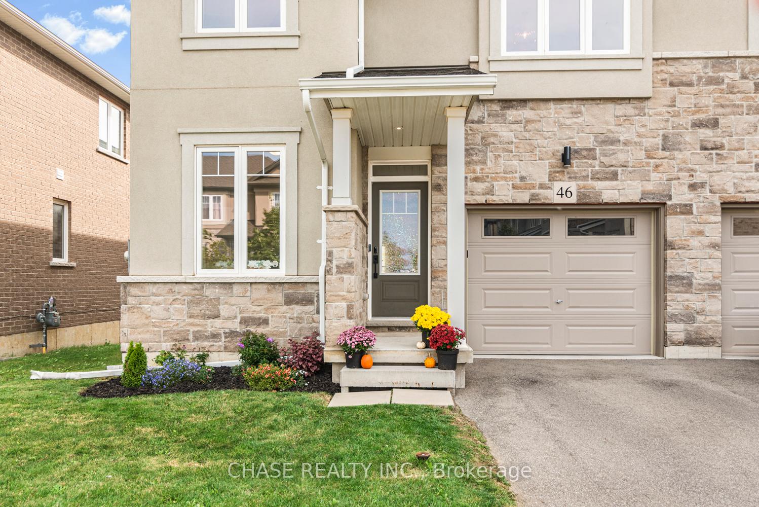 8 Bedrooms Condo at 120 Vineberg,  Hamilton For sale